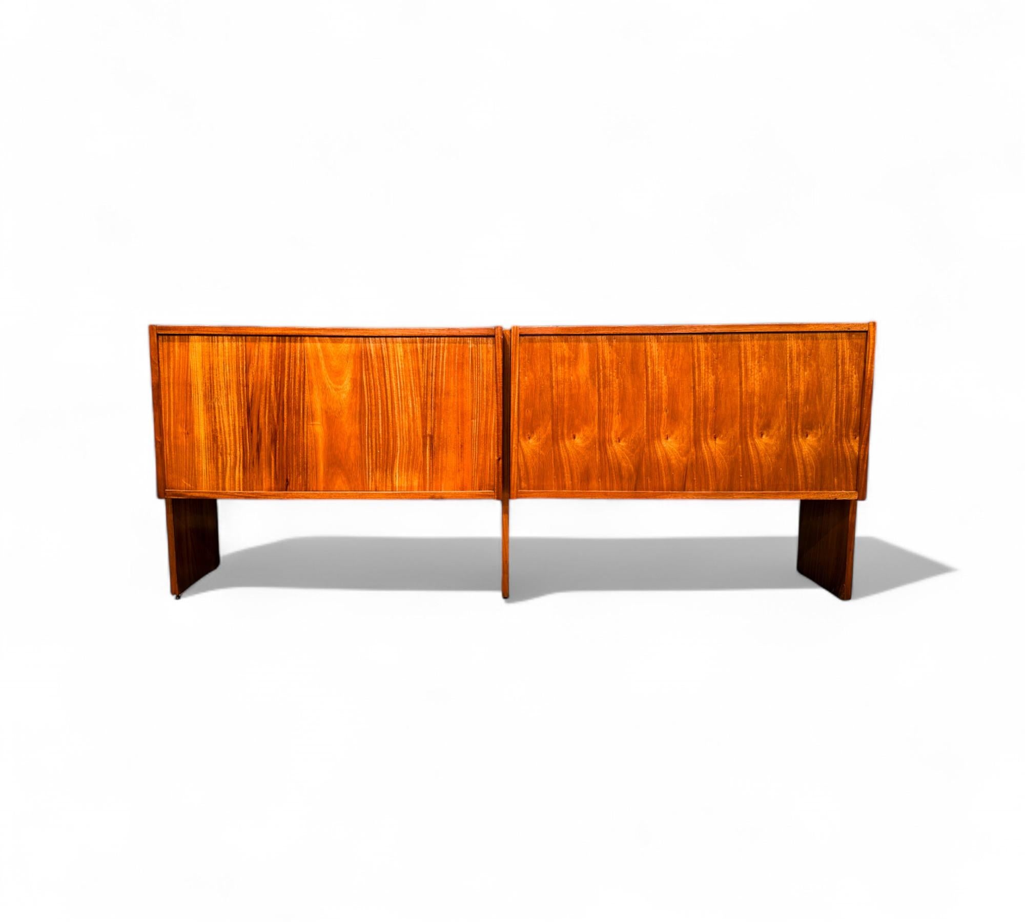 Legno massiccio Credenza brasiliana di metà secolo in legno duro di Geraldo de Barros, c.C. 1970 in vendita