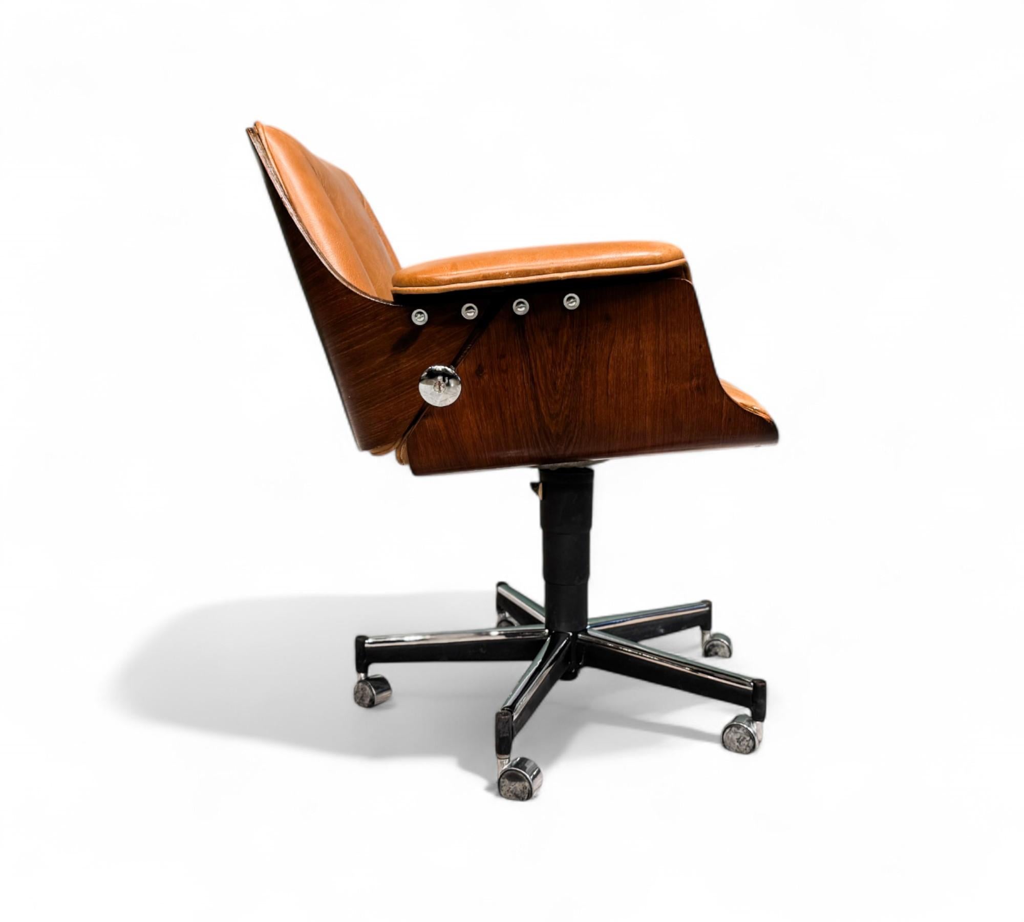 Metal Brazilian Mid-Century “Dinamarquesa” Armchair by Carlo Fongaro, c. 1970s For Sale