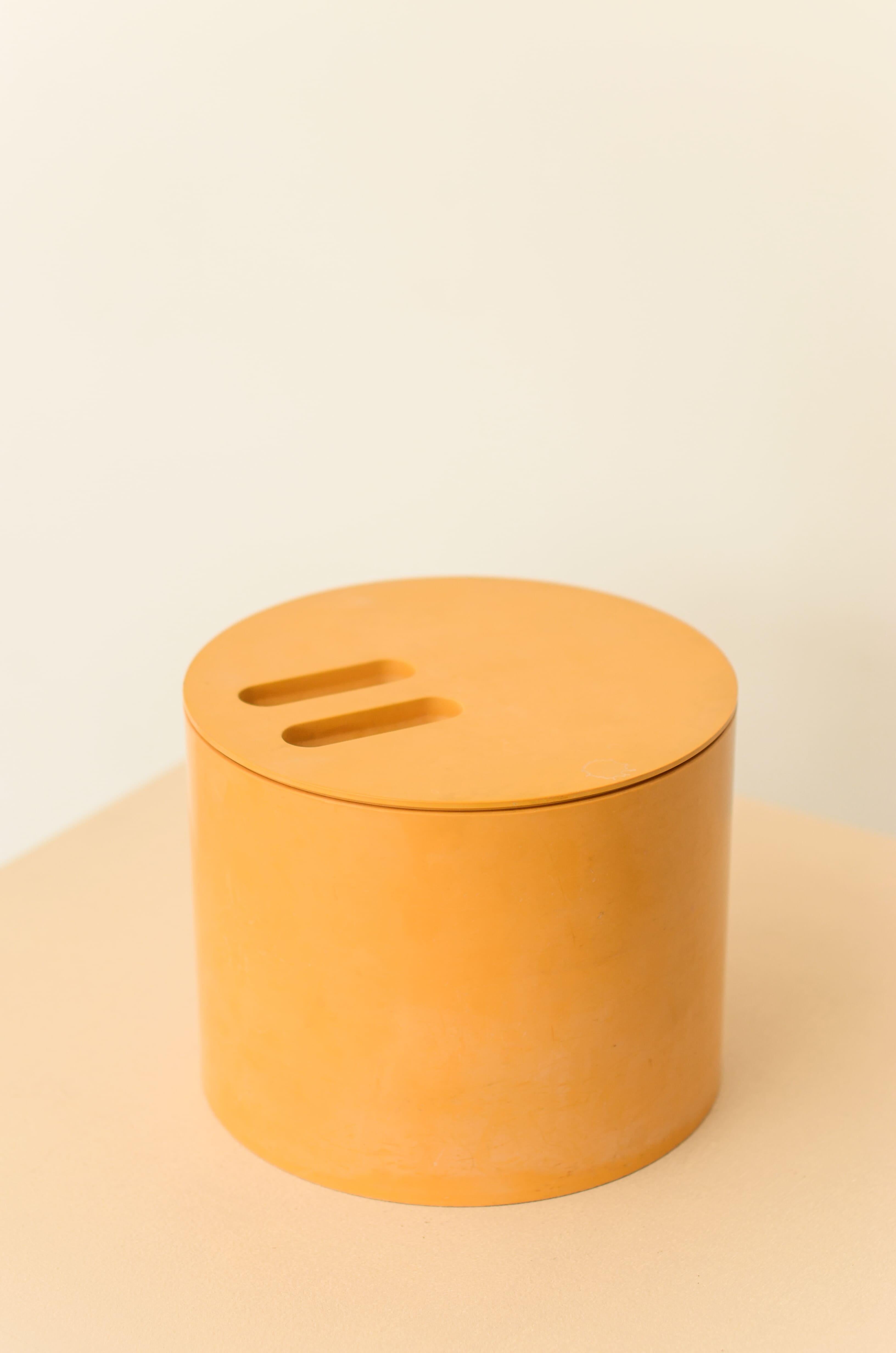 Eiskübel der Kunststofffabrik Hévea, die in den 1970er Jahren eine von den Architekten Jorge Zalszupin, Paulo Jorge Pedreira und Oswaldo Mellone entworfene Linie von Gebrauchsgegenständen namens Eva auf den Markt brachte. Enthält nicht die Pinzette.