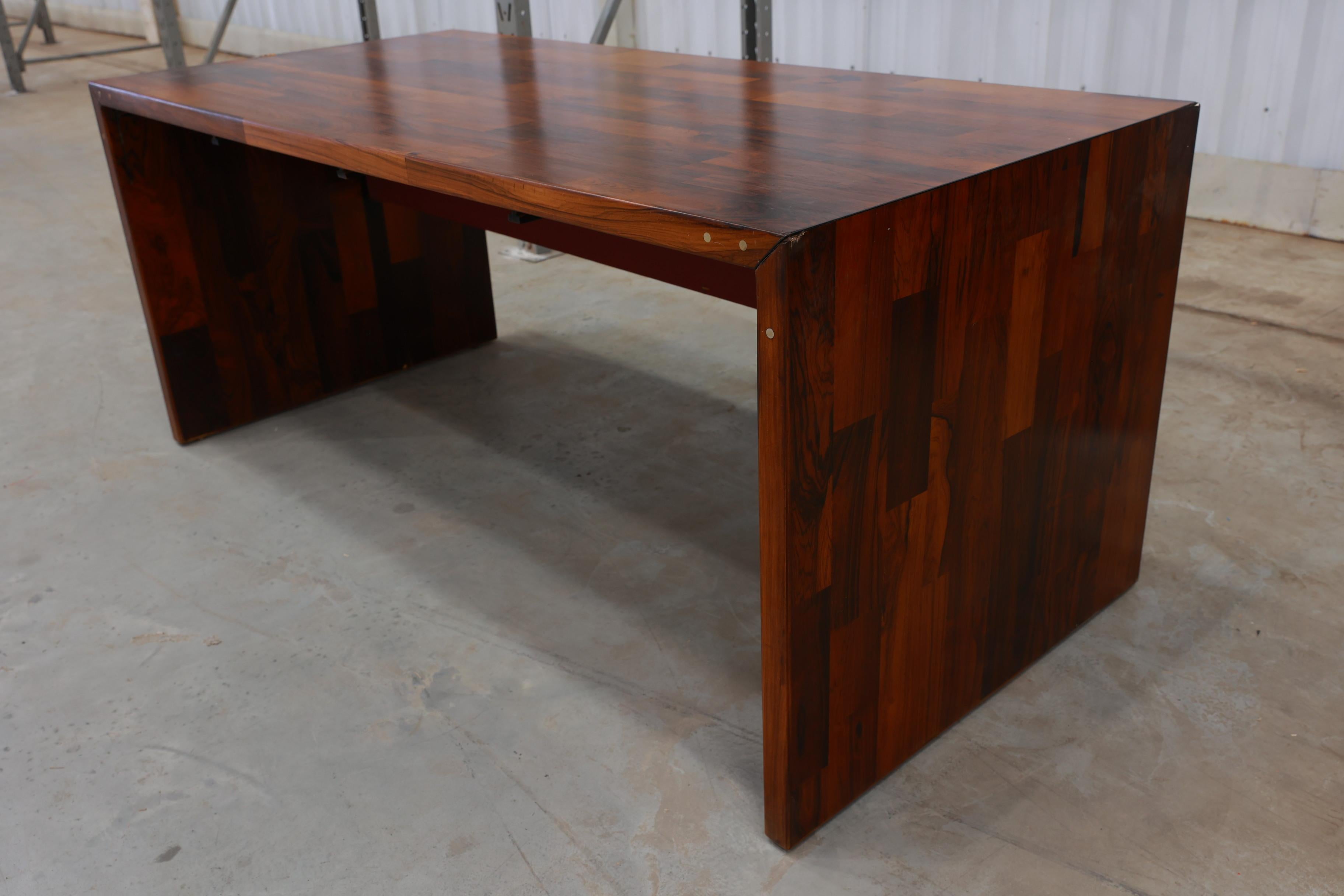 Mid-Century moderno Scrivania pieghevole brasiliana di metà secolo in legno duro di Jorge Zalszupin, c.C. 1970 in vendita