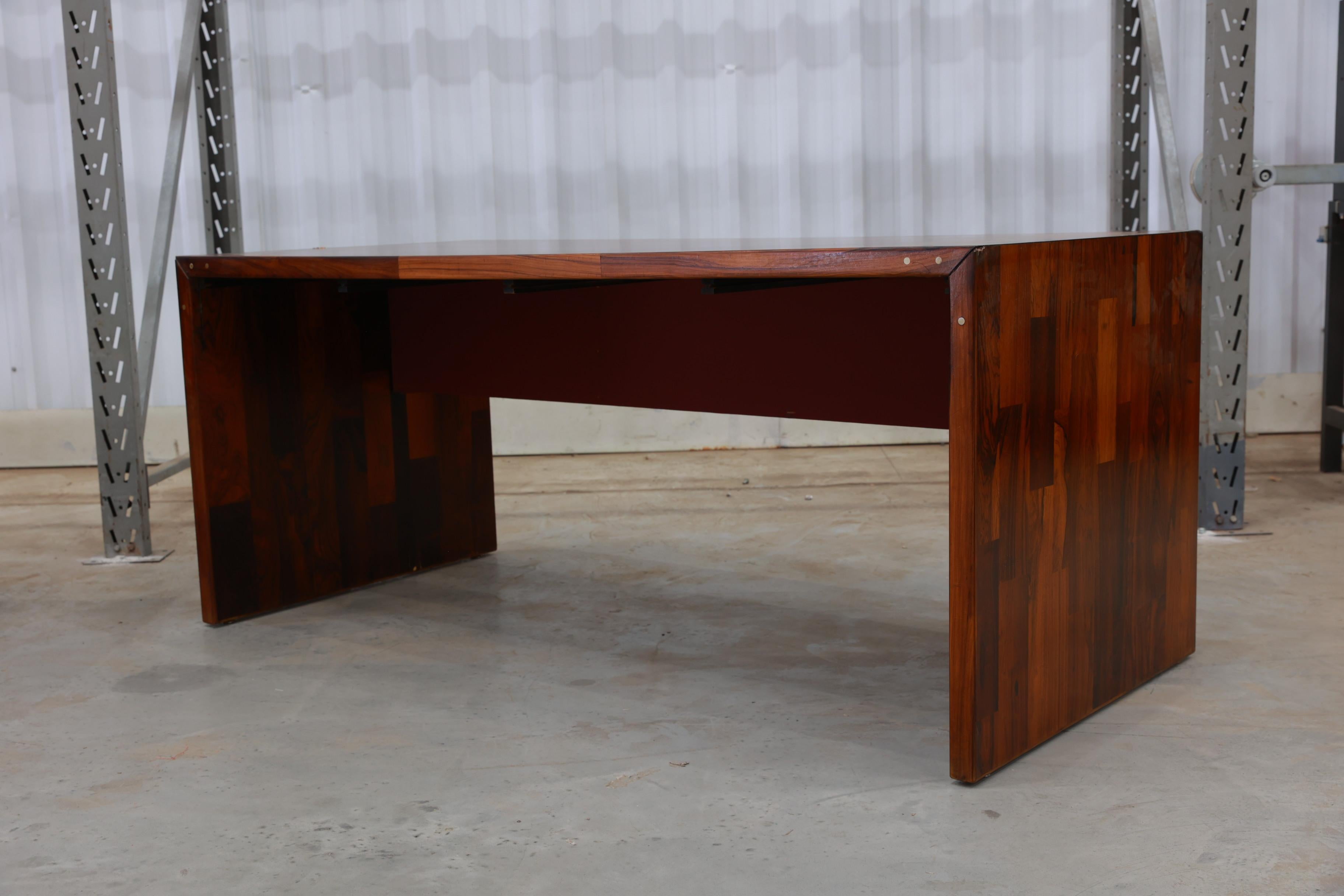Brasiliano Scrivania pieghevole brasiliana di metà secolo in legno duro di Jorge Zalszupin, c.C. 1970 in vendita