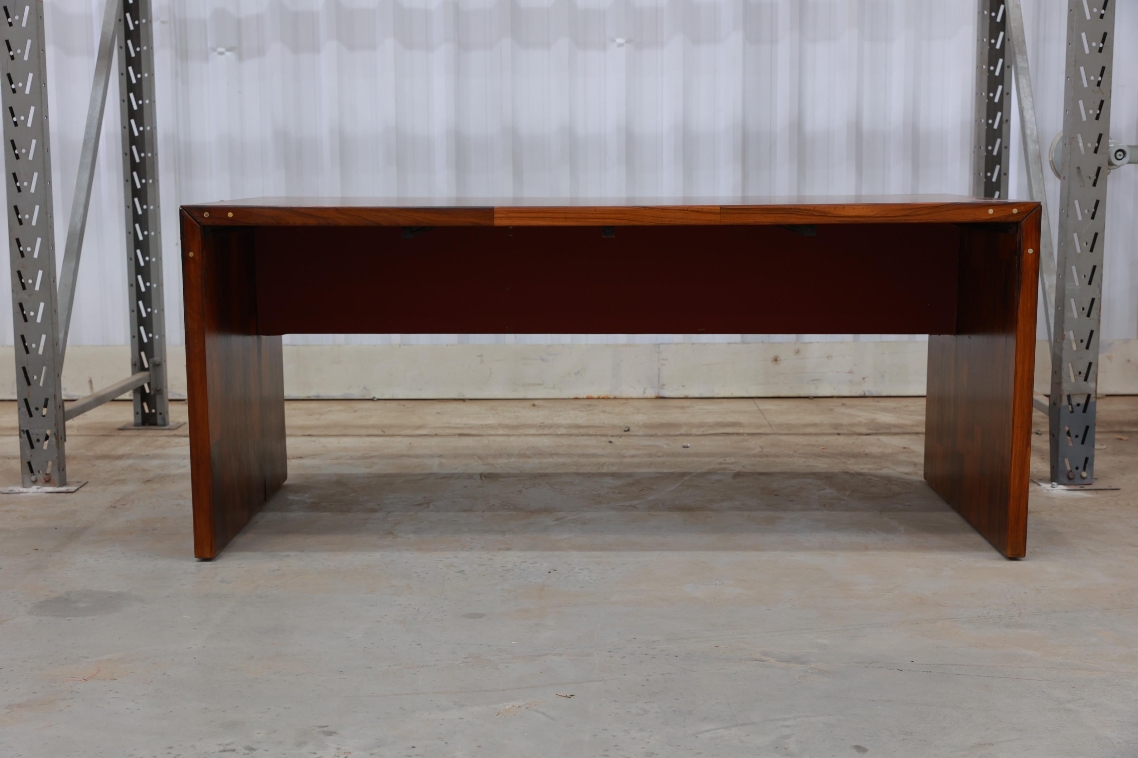 Falegnameria Scrivania pieghevole brasiliana di metà secolo in legno duro di Jorge Zalszupin, c.C. 1970 in vendita
