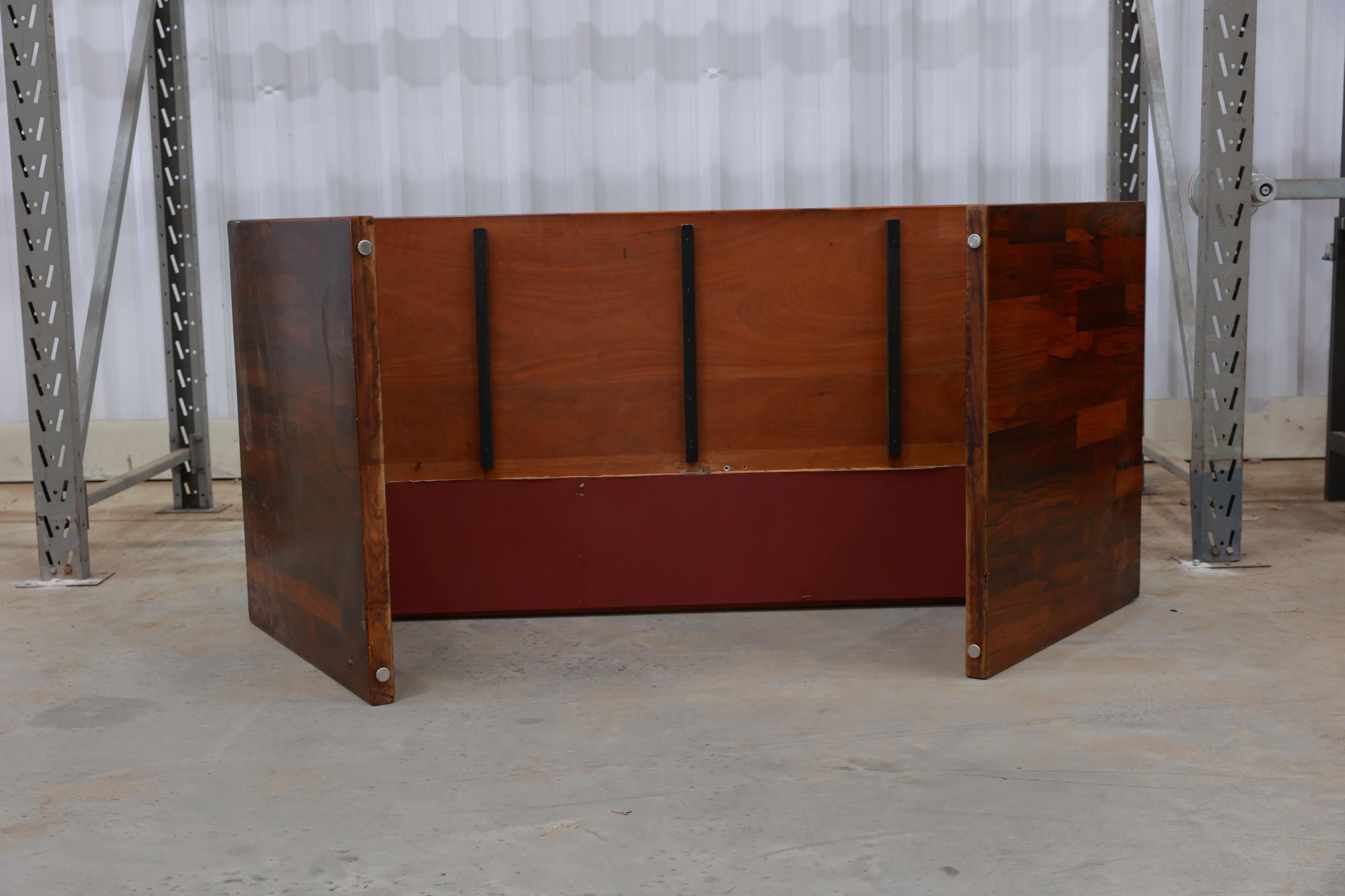 Legno massiccio Scrivania pieghevole brasiliana di metà secolo in legno duro di Jorge Zalszupin, c.C. 1970 in vendita