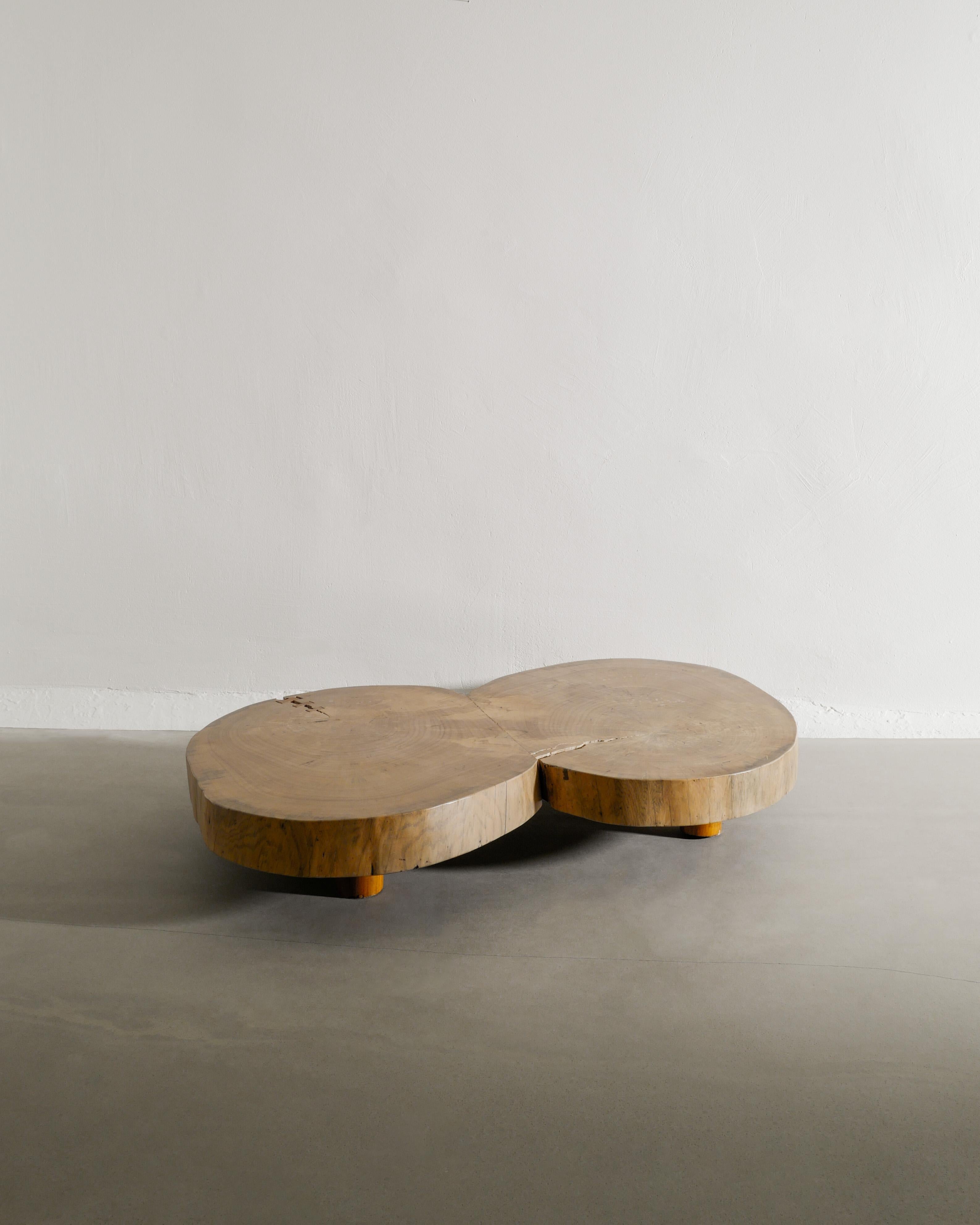 Rare Brazilian mid century sculptural wooden free form coffee / sofa table attributed to José Zanine Caldas with nice patina and natural cracks and old repairs. In good vintage condition. The solid wooden table top is around 9 cm / 3.55