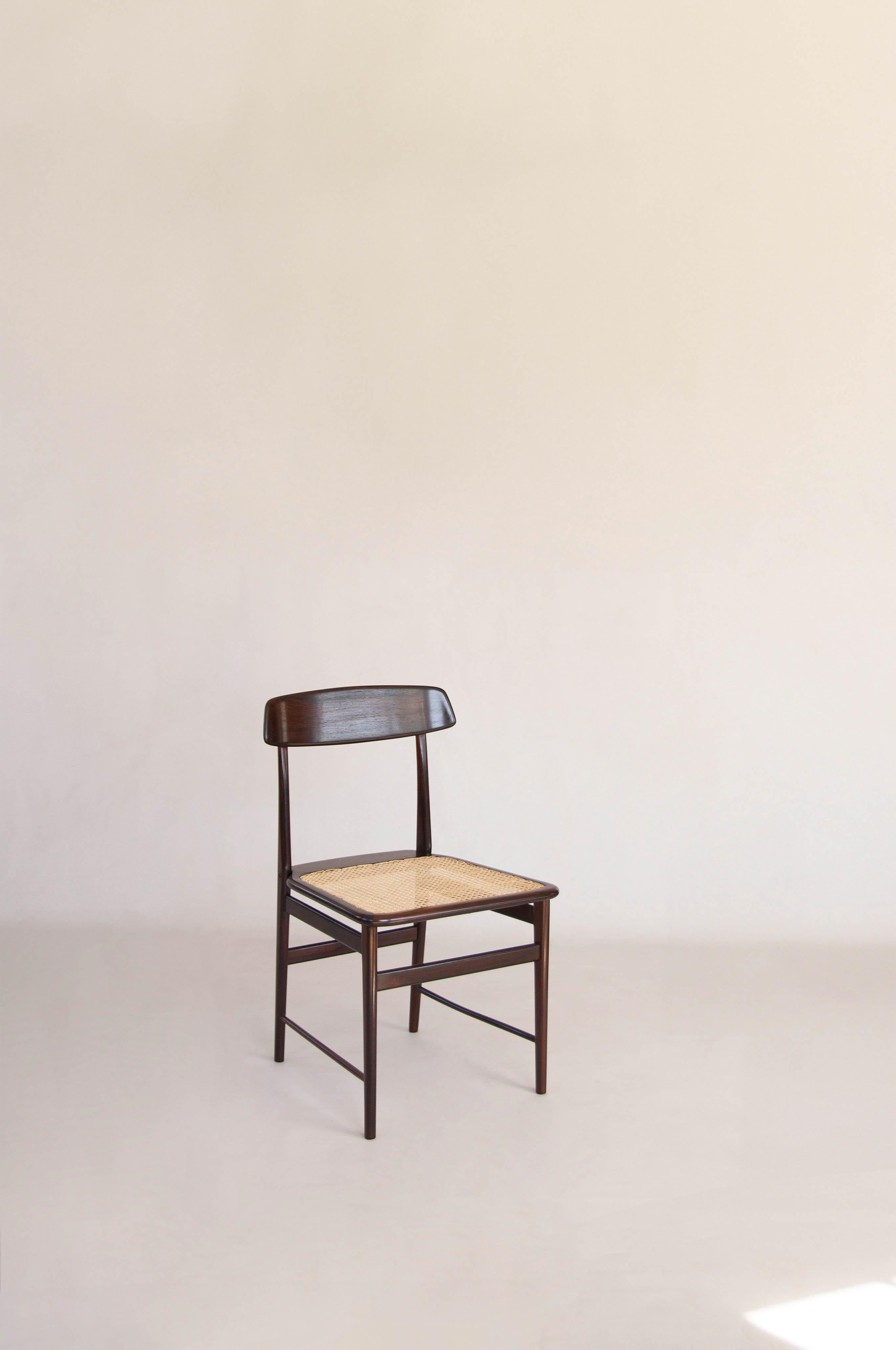 In 1956, Lucio Costa told Sergio Rodrigues that he had created the “first modern Brazilian piece made with a traditional spirit and that no chair currently made here has this traditional spirit” referring to the CD-7 chair, which then had its name