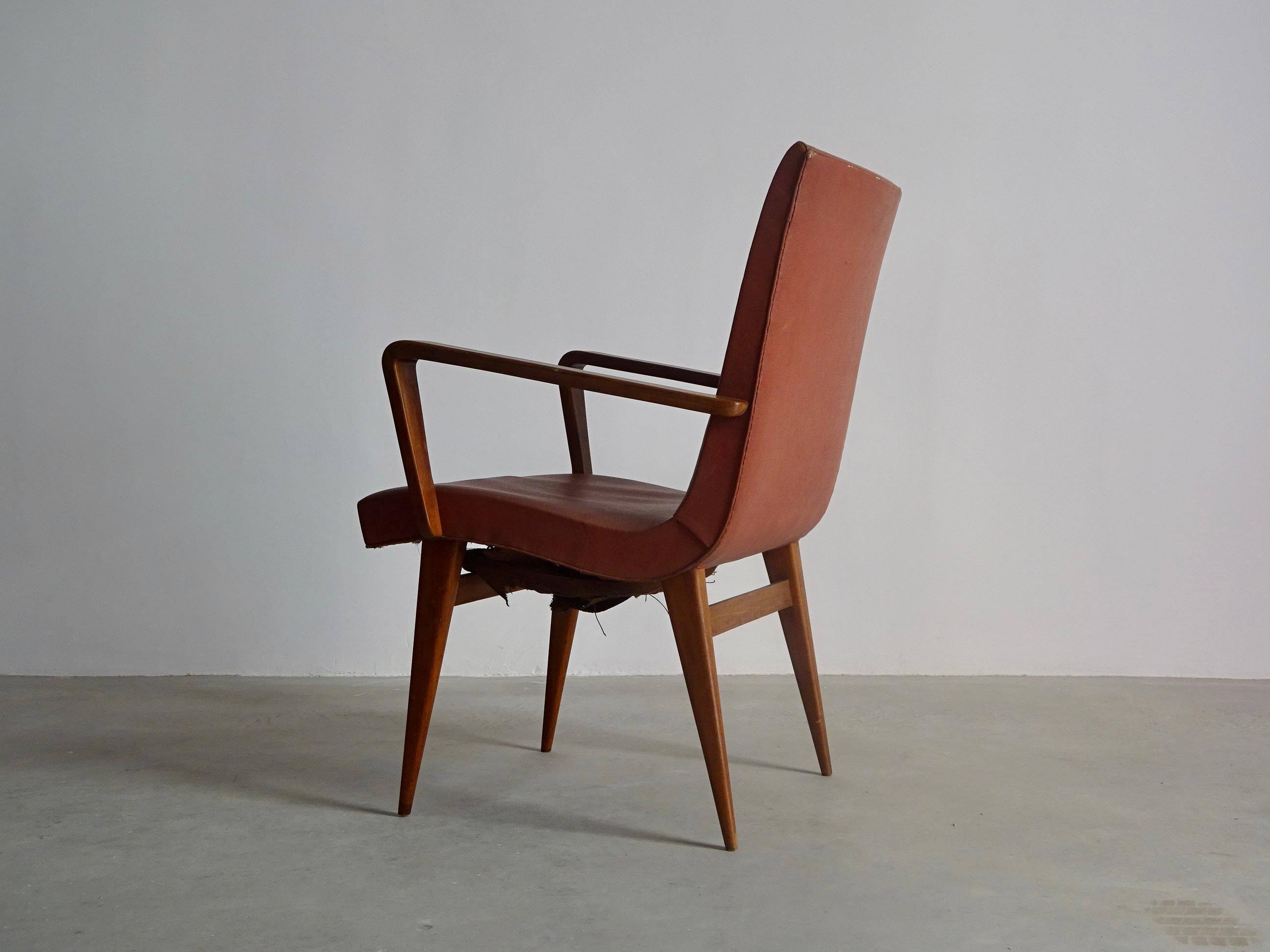 Belle chaise avec accoudoirs produite au Brésil dans les années 1950 avec un bois de grande qualité appelé 