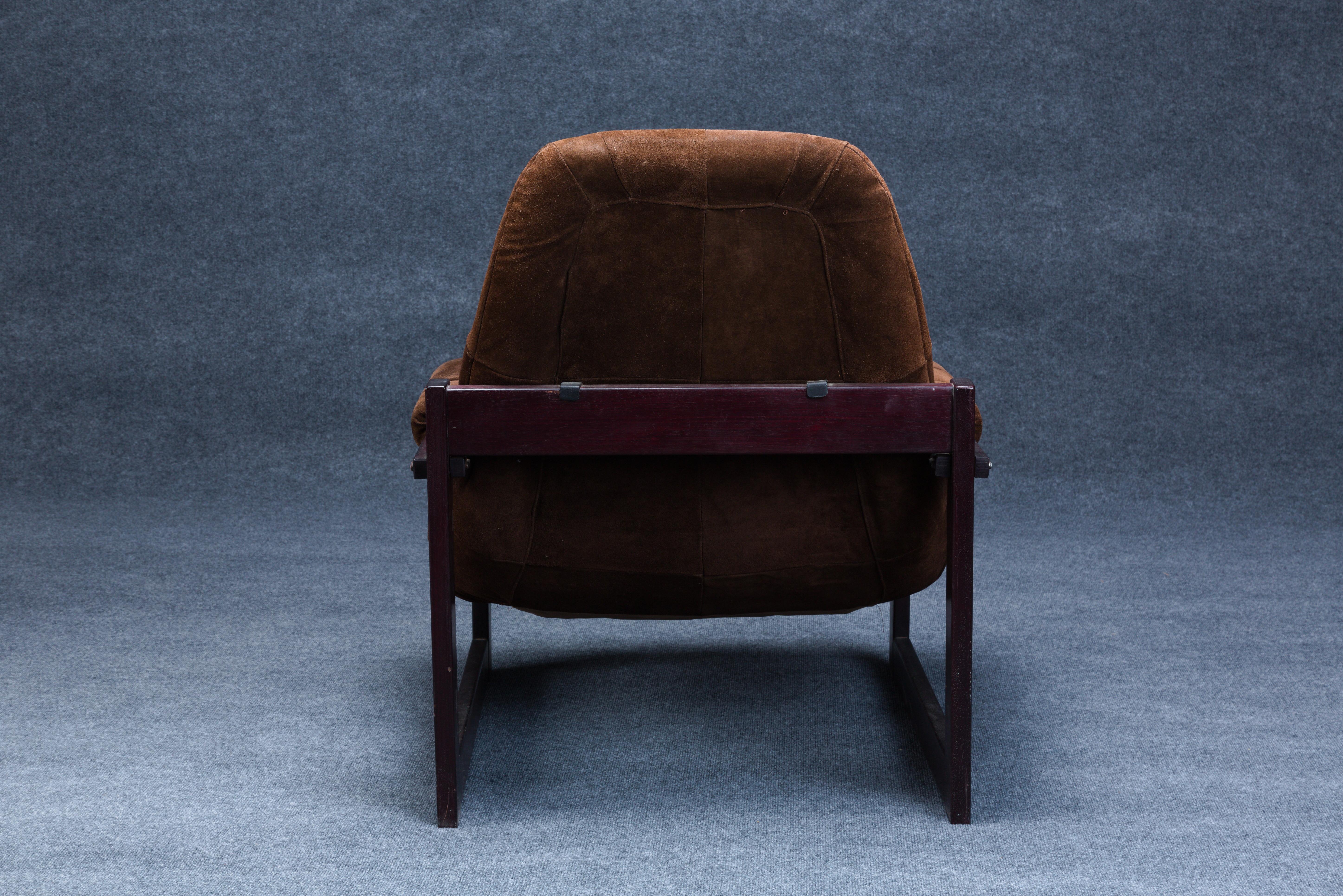 Percival Lafer (Brésilien, né en 1936) Chaise longue et ottoman, Brésil, vers 1965, châssis en bois de rose avec revêtement en cuir, chaise, étiquette de Design Lafer en aluminium et restes d'une étiquette en papier, ht. 36, siège ht. 15 1/2, wd.