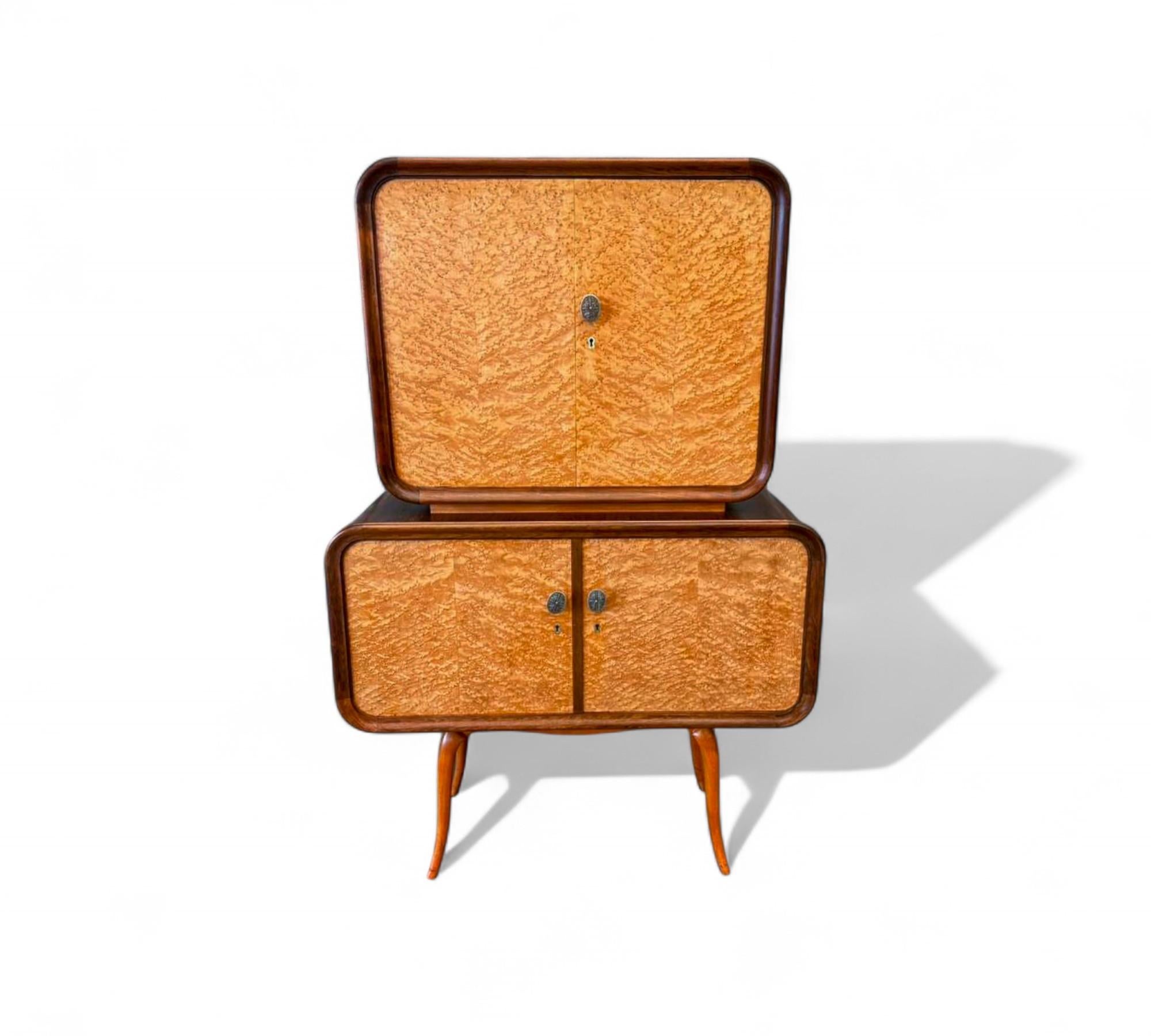 Cet exceptionnel meuble de bar du milieu du siècle présente un bois de rose aux veines profondes et des panneaux frontaux magnifiquement texturés. Conçue au Brésil dans les années 1960 par un fabricant inconnu, cette pièce incarne le savoir-faire