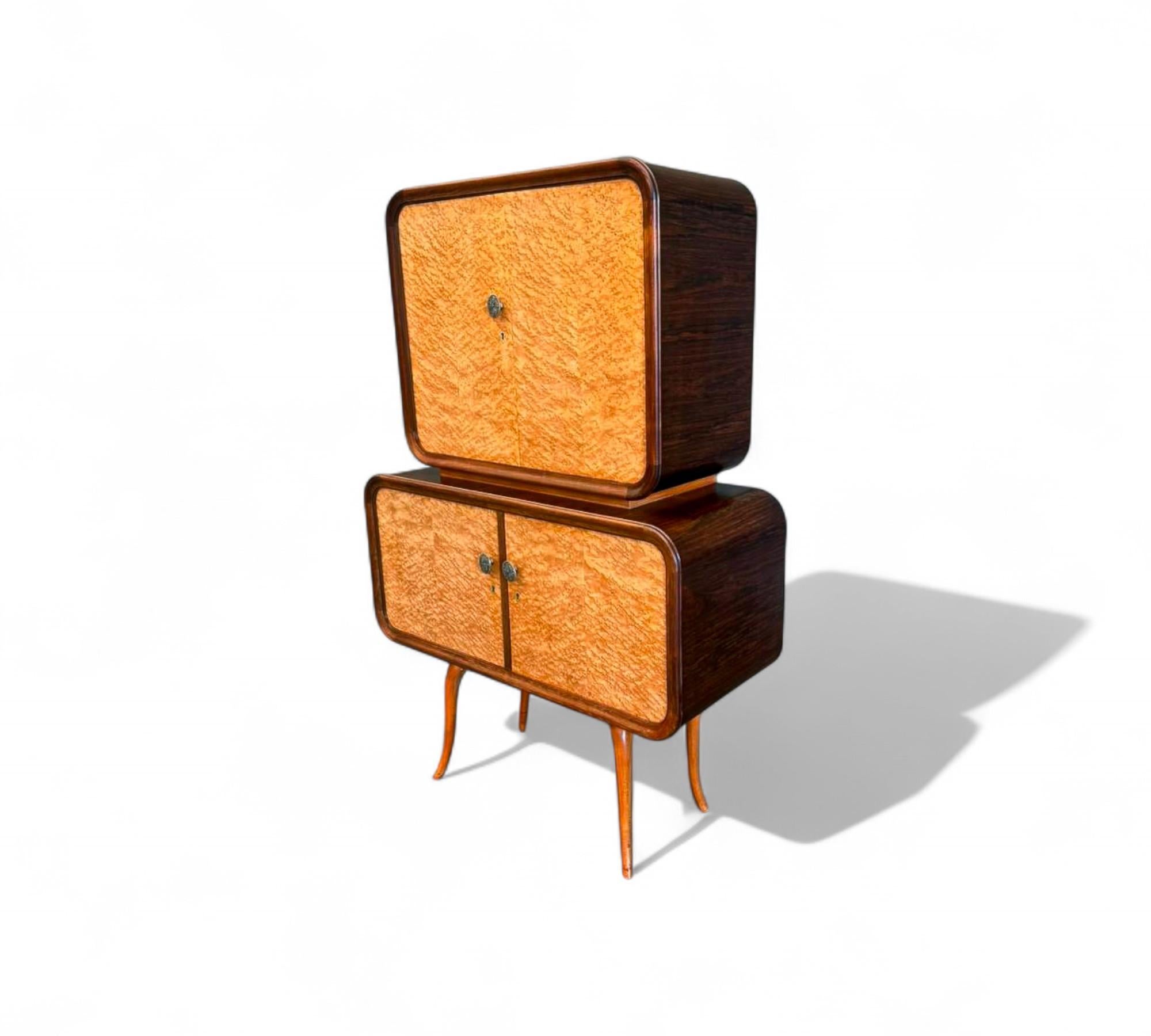 Mid-Century Modern Bar moderne brésilien du milieu du siècle en bois dur avec intérieur en verre, inconnu en vente