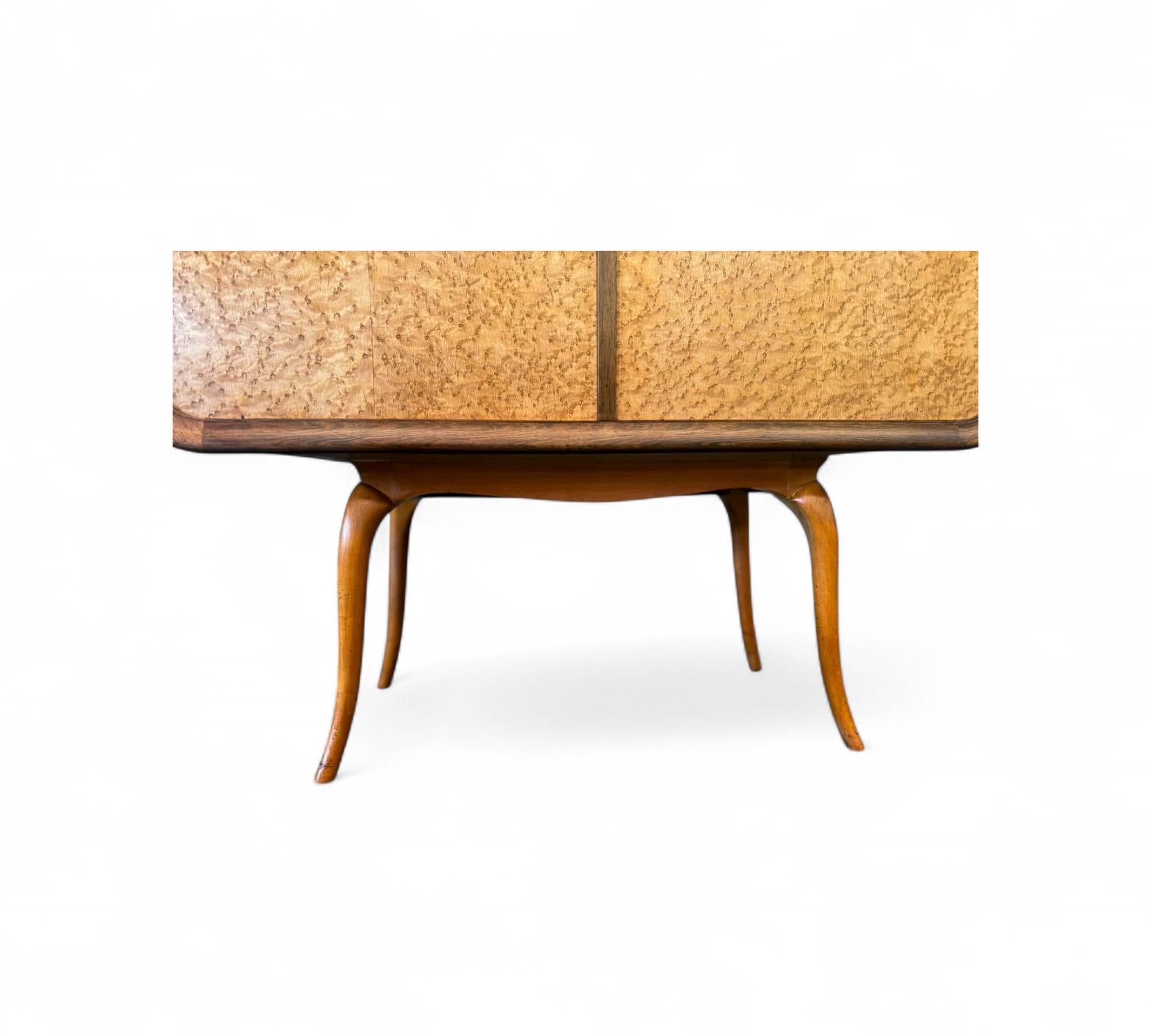 Brésilien Bar moderne brésilien du milieu du siècle en bois dur avec intérieur en verre, inconnu en vente