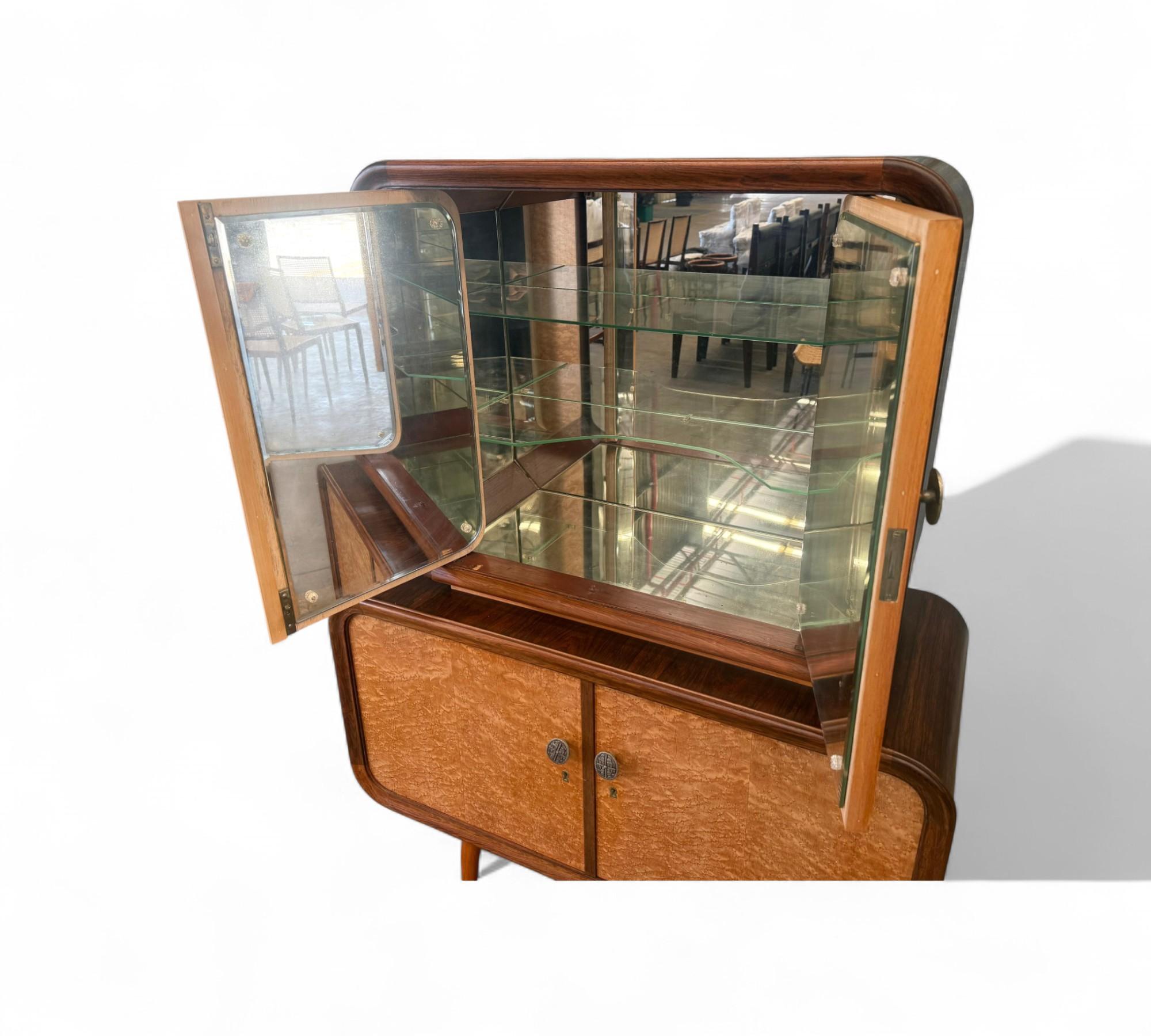 Ferronnerie Bar moderne brésilien du milieu du siècle en bois dur avec intérieur en verre, inconnu en vente