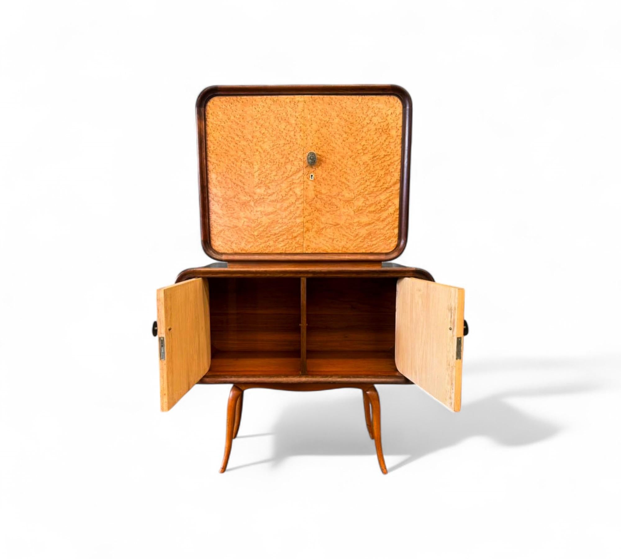 Bar moderne brésilien du milieu du siècle en bois dur avec intérieur en verre, inconnu Bon état - En vente à New York, NY