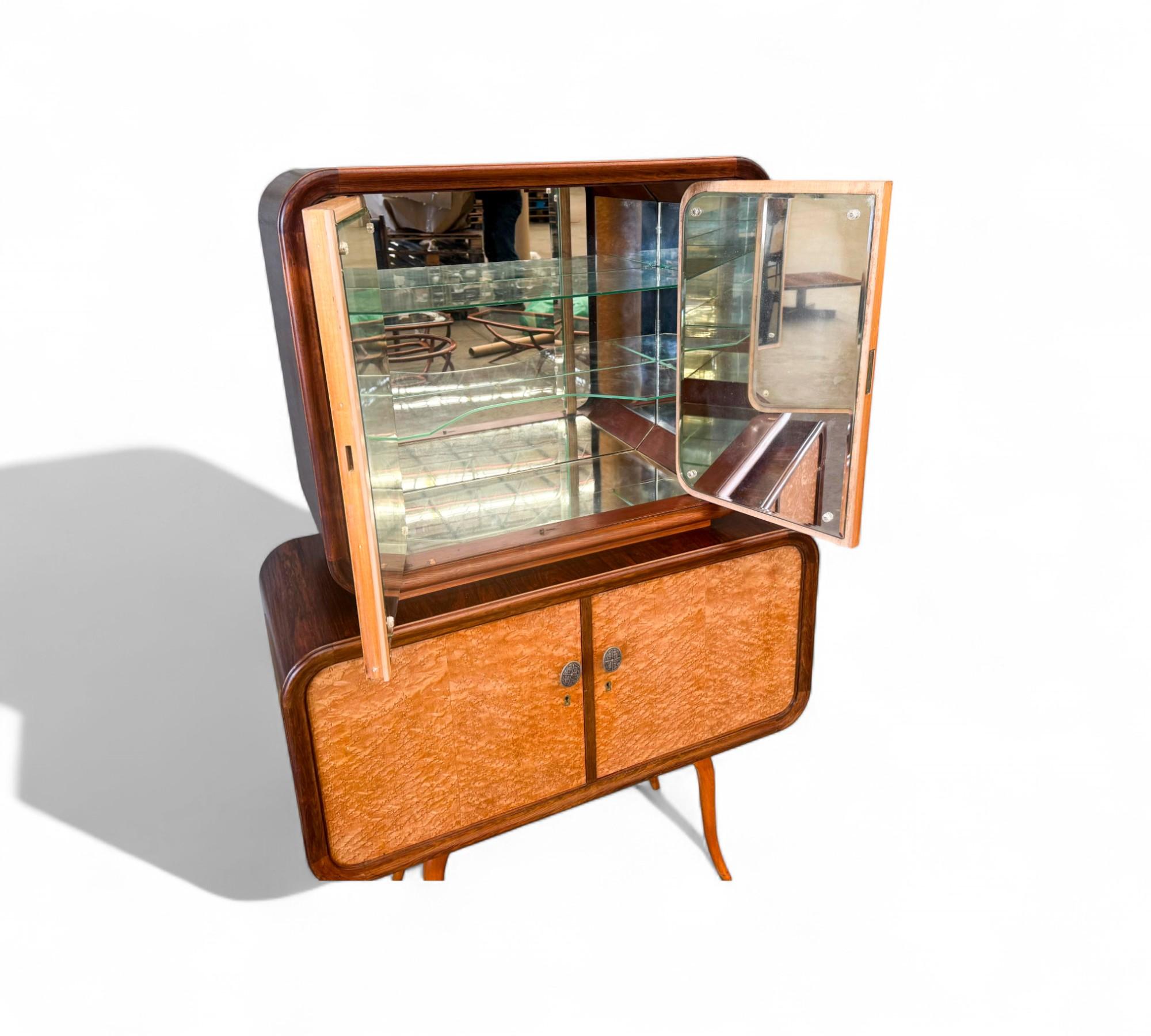 20ième siècle Bar moderne brésilien du milieu du siècle en bois dur avec intérieur en verre, inconnu en vente