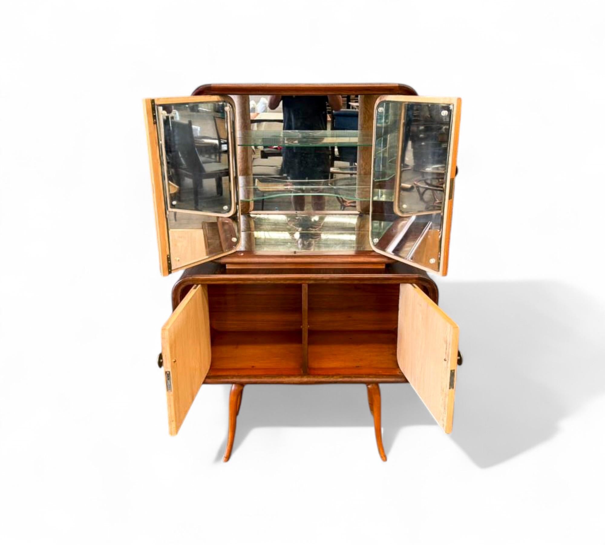 Laiton Bar moderne brésilien du milieu du siècle en bois dur avec intérieur en verre, inconnu en vente