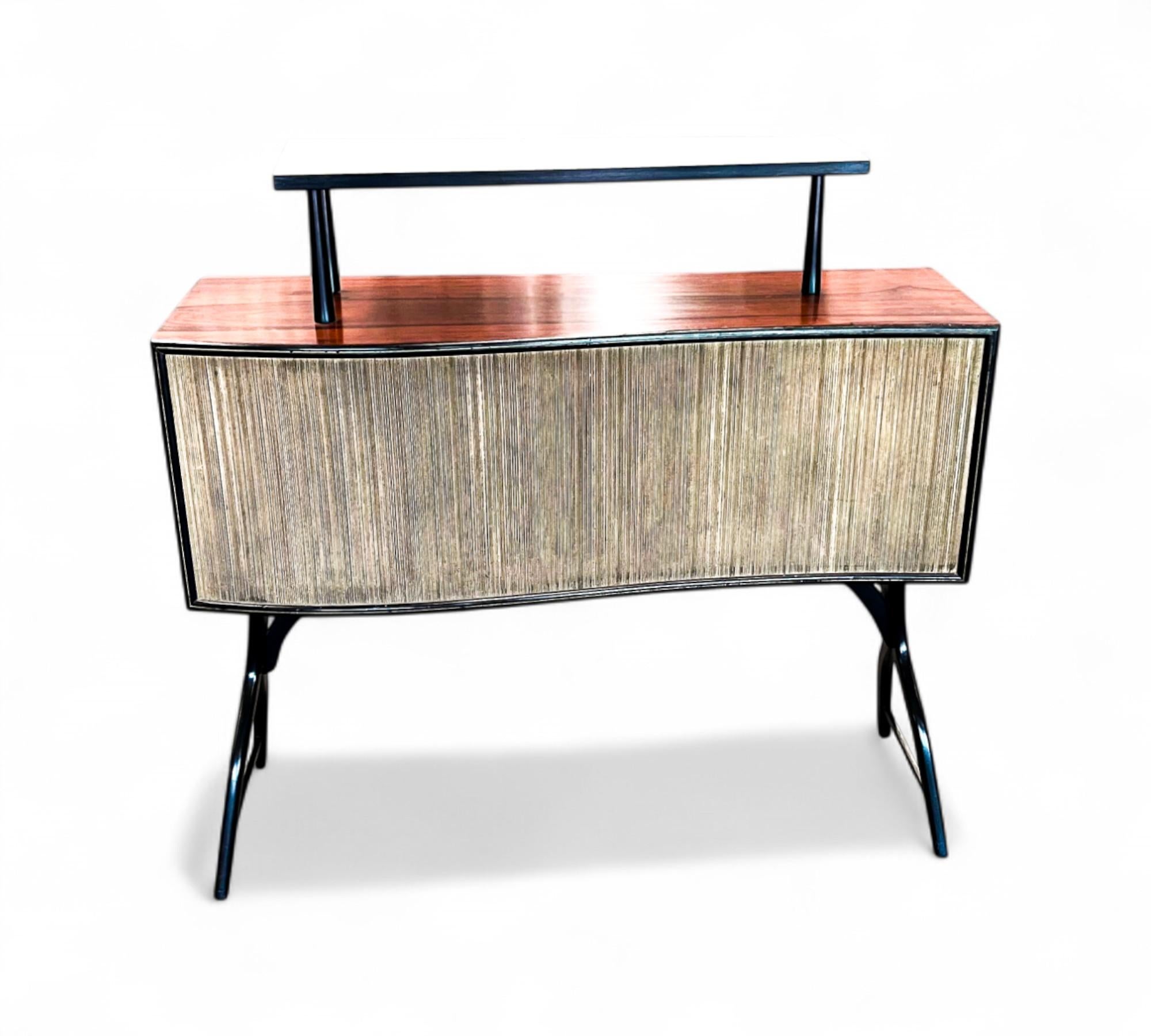 Brazilian Mid-century Modern Bar with Curved Shape in Two Woods, c. 1950s For Sale 3