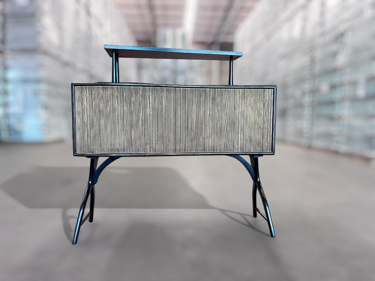Brazilian Mid-century Modern Bar with Curved Shape in Two Woods, c. 1950s In Good Condition For Sale In New York, NY