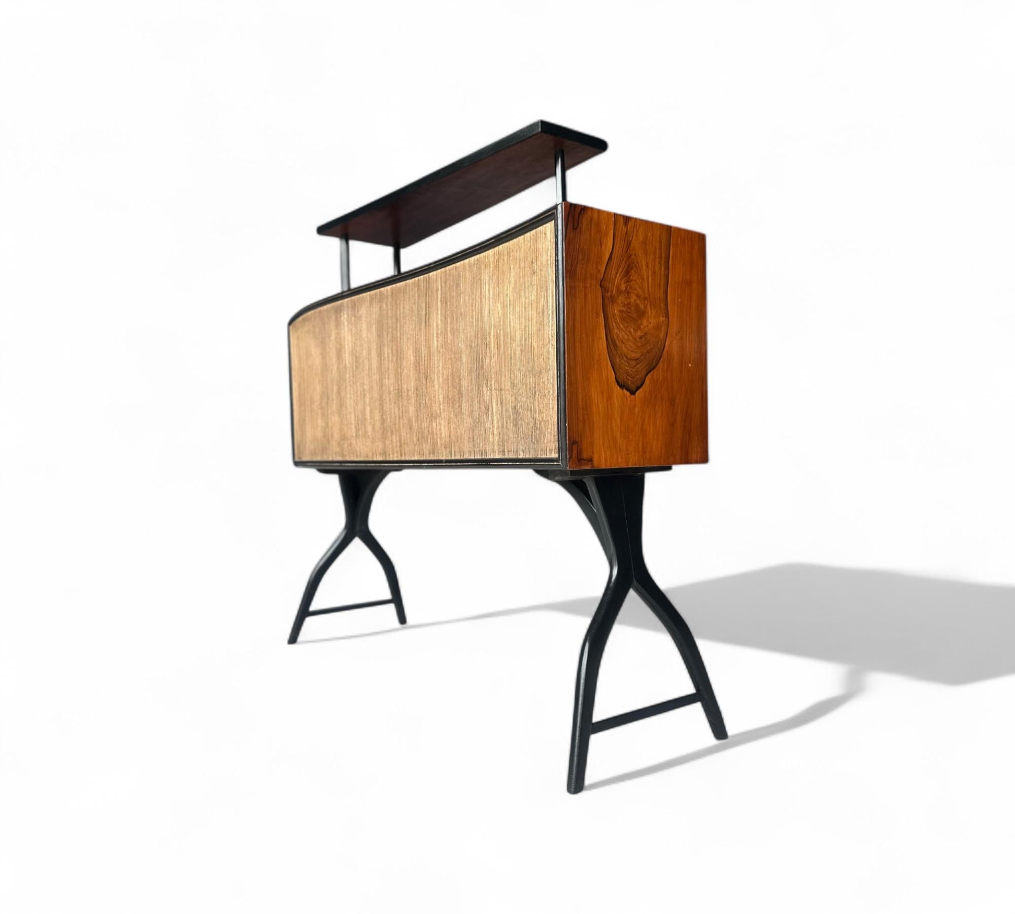 Brazilian Mid-century Modern Bar with Curved Shape in Two Woods, c. 1950s In Good Condition For Sale In New York, NY