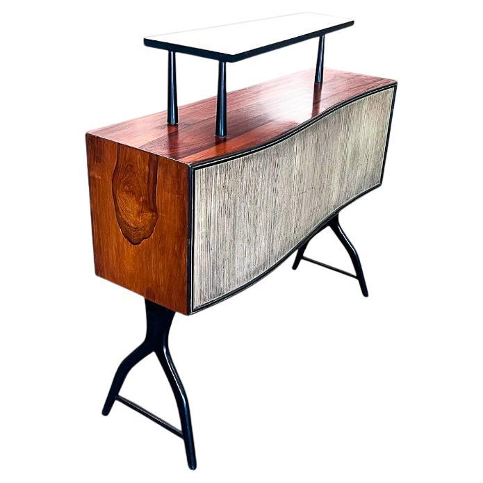 Bar brasiliano di metà secolo con forma curva in due Wood, 1950 ca.