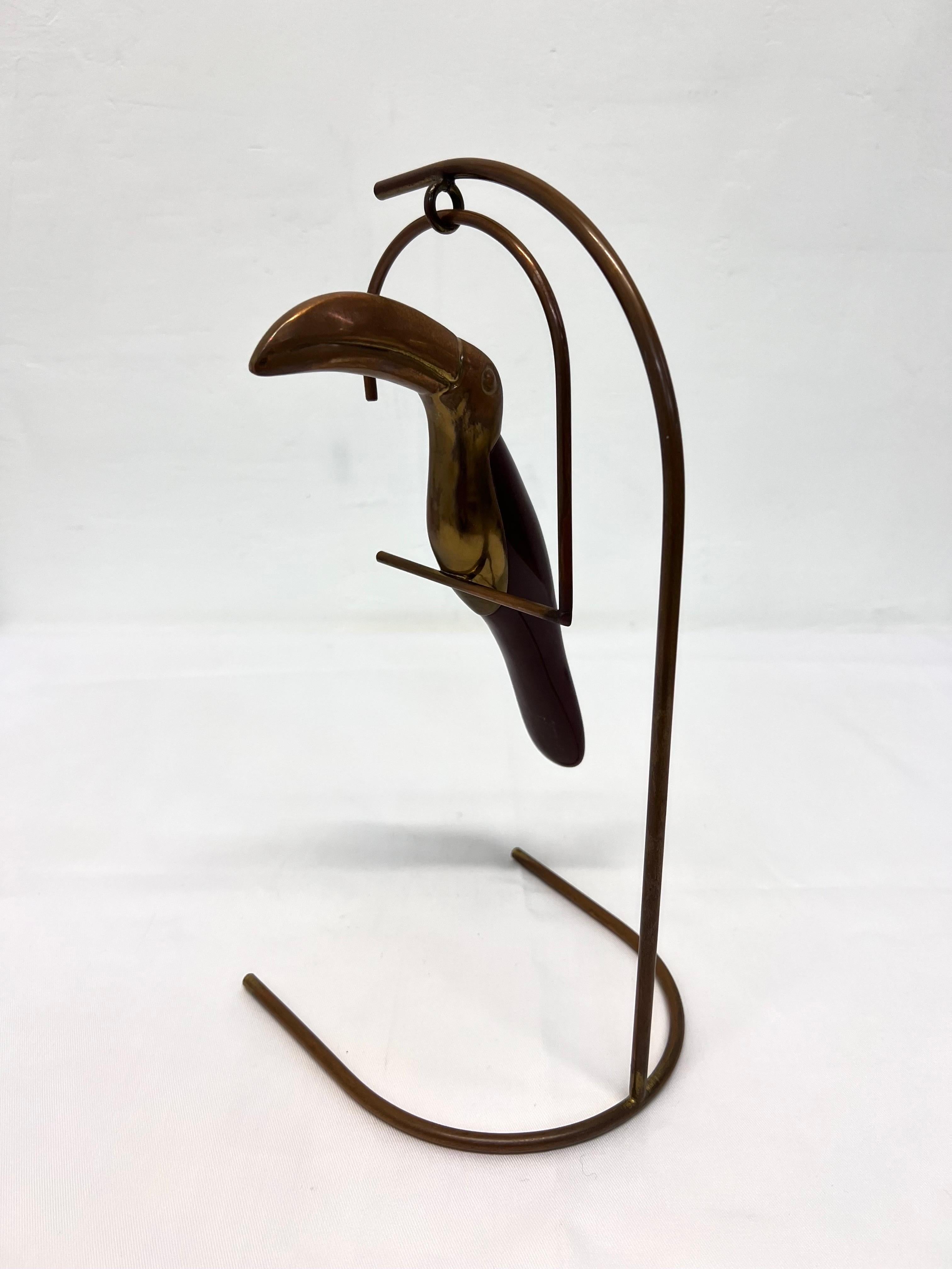 Brazilian Mid-Century Modern Brass and Resin Toucan on Stand, 1960s In Good Condition For Sale In Miami, FL