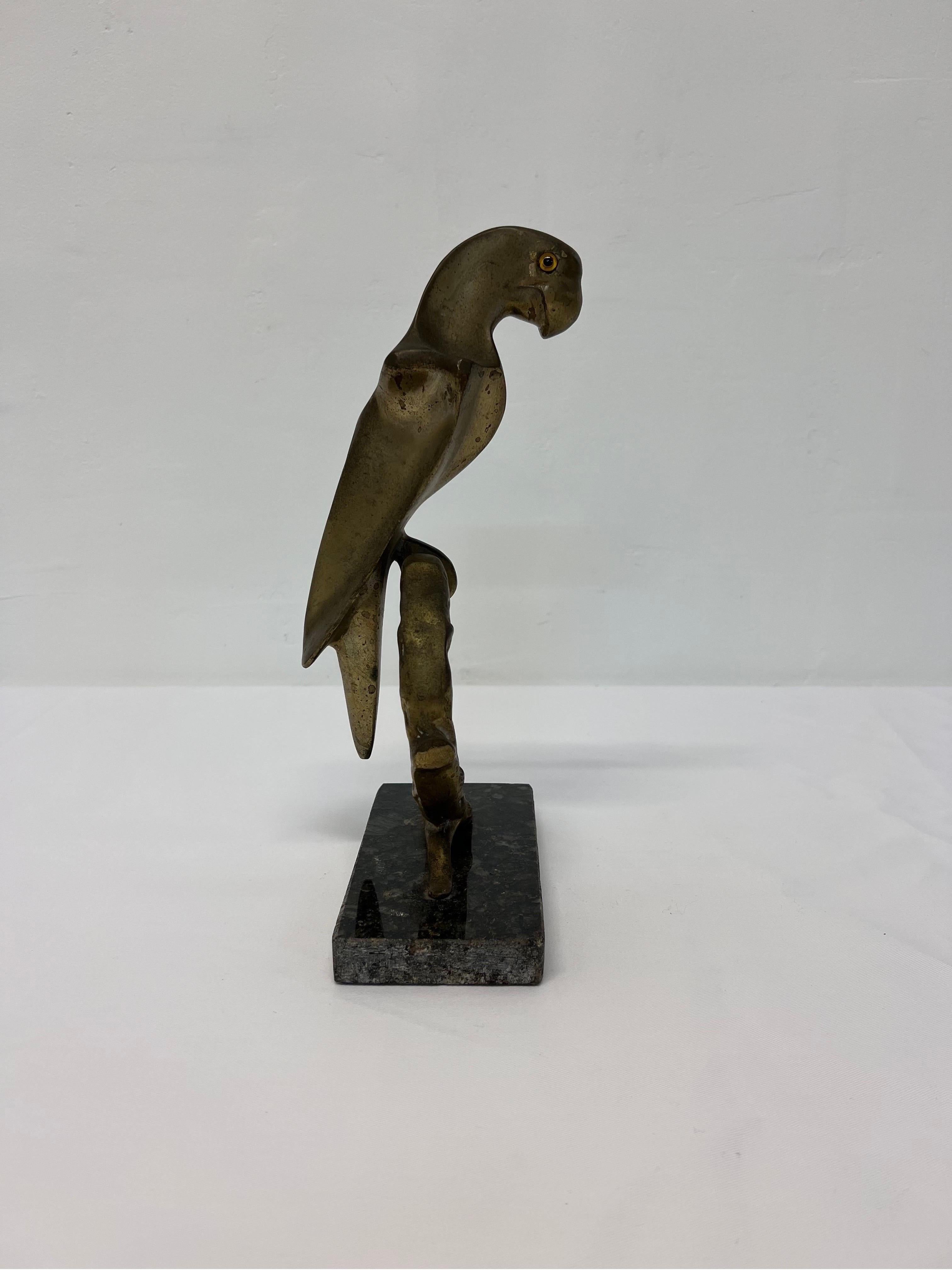 Brésilien Sculpture de perroquet de Macao en bronze brésilien moderne du milieu du siècle dernier sur socle en granit en vente