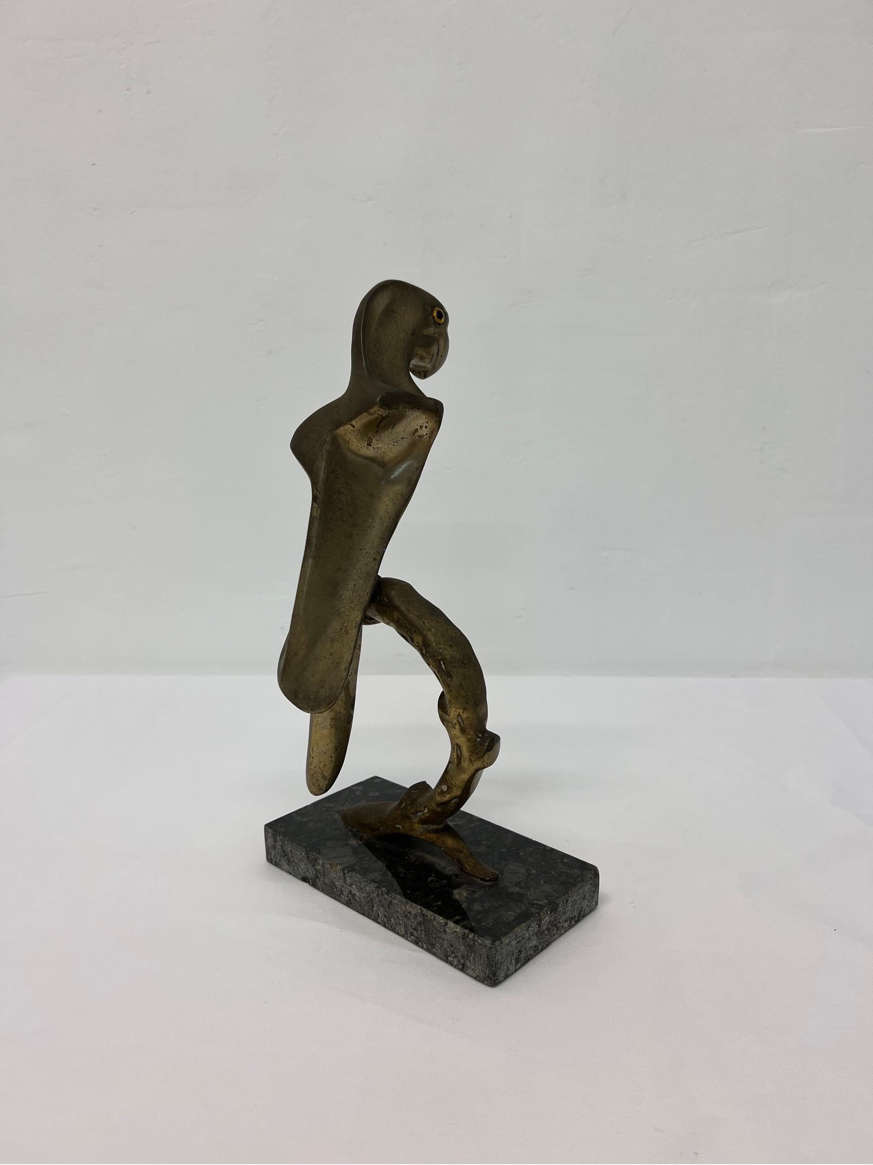 Sculpture de perroquet de Macao en bronze brésilien moderne du milieu du siècle dernier sur socle en granit Bon état - En vente à Miami, FL