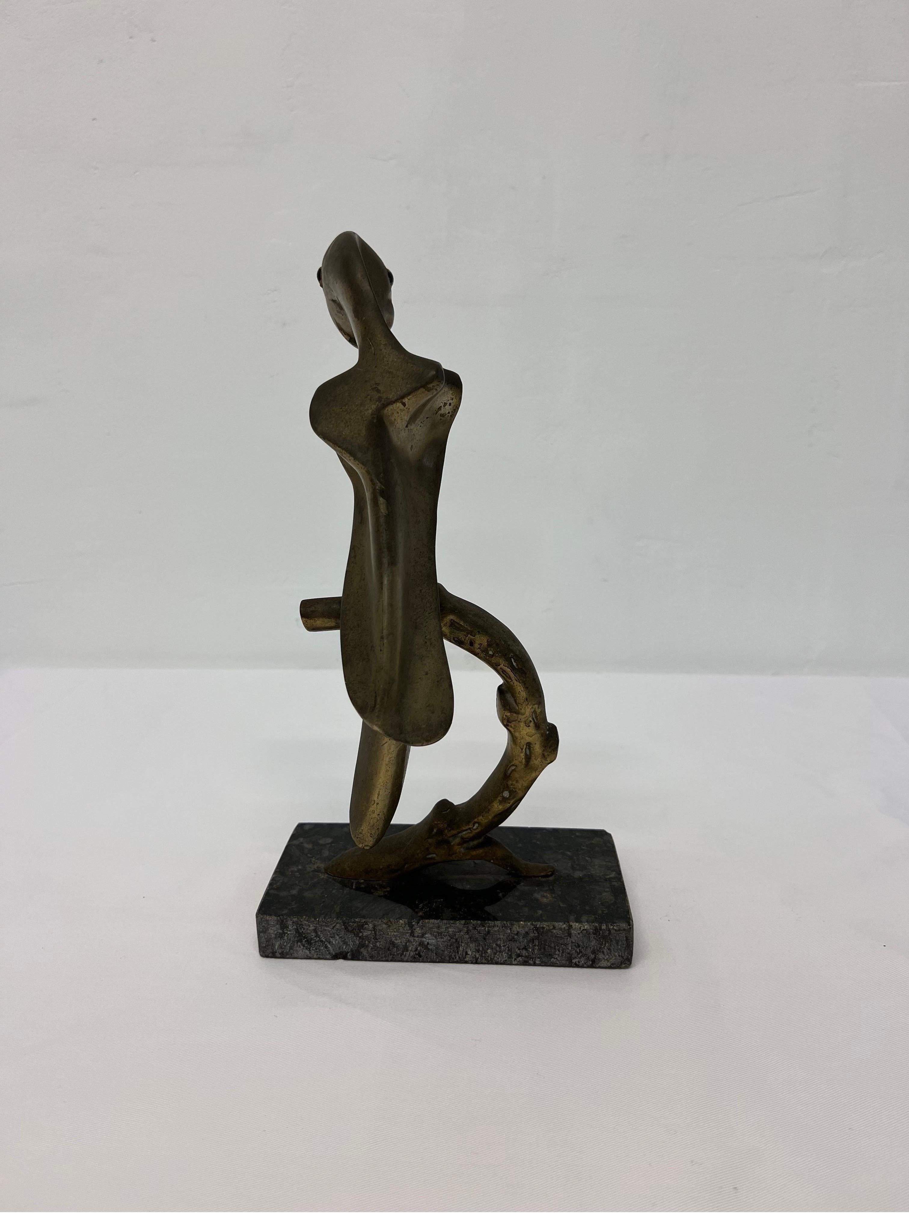 20ième siècle Sculpture de perroquet de Macao en bronze brésilien moderne du milieu du siècle dernier sur socle en granit en vente