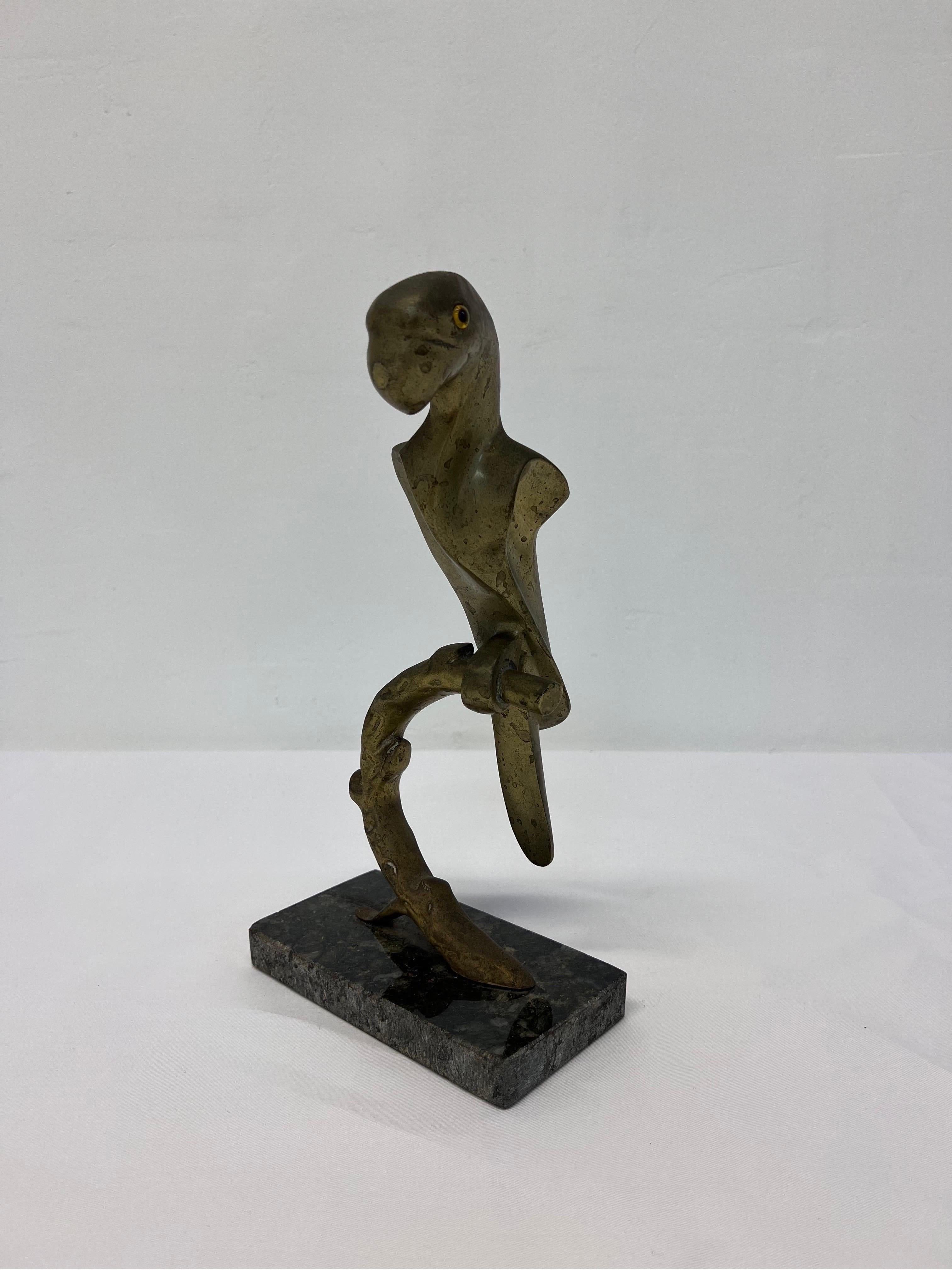 Sculpture de perroquet de Macao en bronze brésilien moderne du milieu du siècle dernier sur socle en granit en vente 2