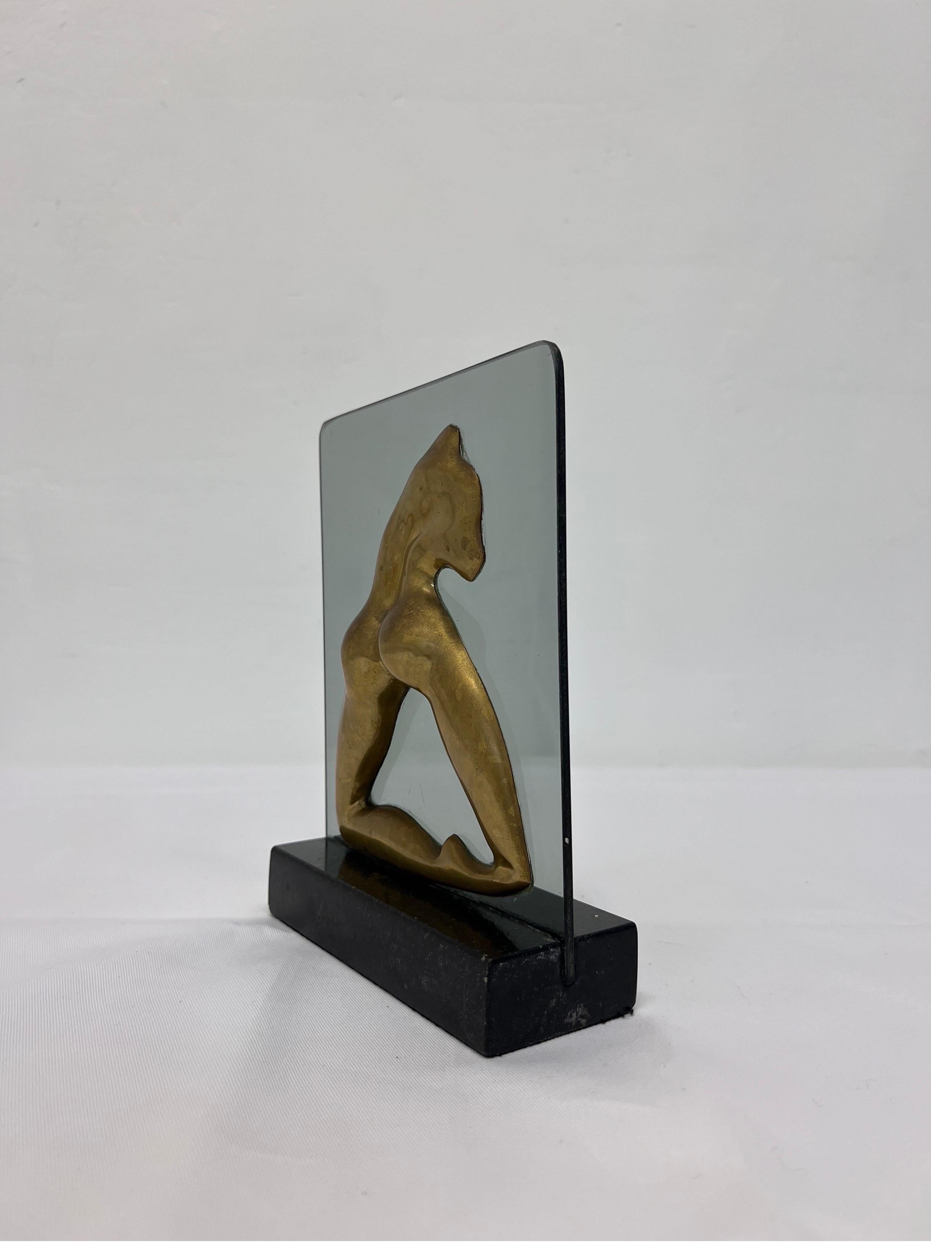 Bronze Sculpture brésilienne moderne du milieu du siècle dernier en bronze sur socle en verre et granit, années 1960 en vente