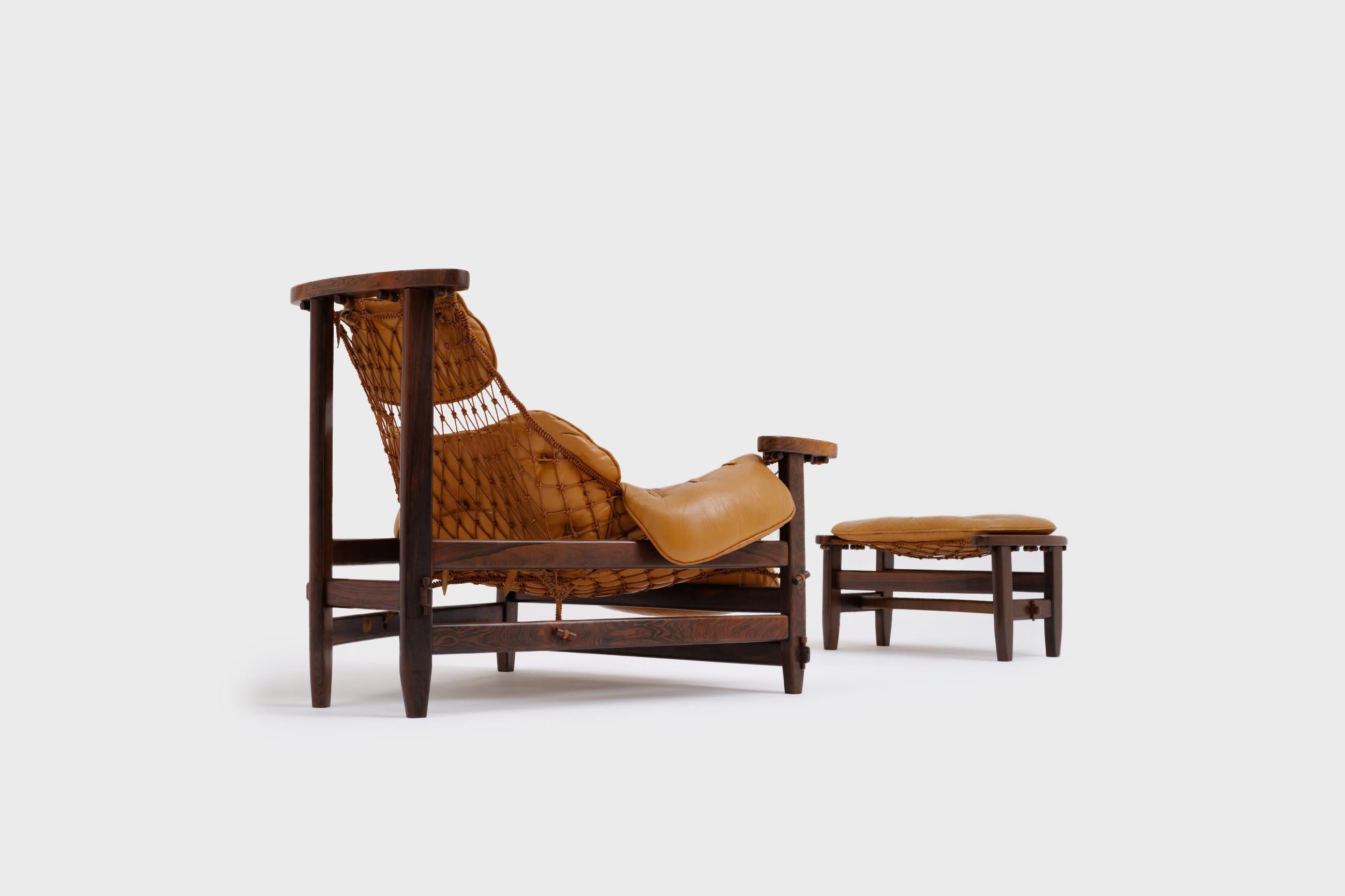 Superbe chaise longue et ottoman de Jean Gillon, Brésil, 1968. Spectaculaire design brésilien typique du milieu du siècle dernier, exécuté en bois massif de jacaranda, avec un siège à suspension en corde nouée et des coussins originaux en cuir de