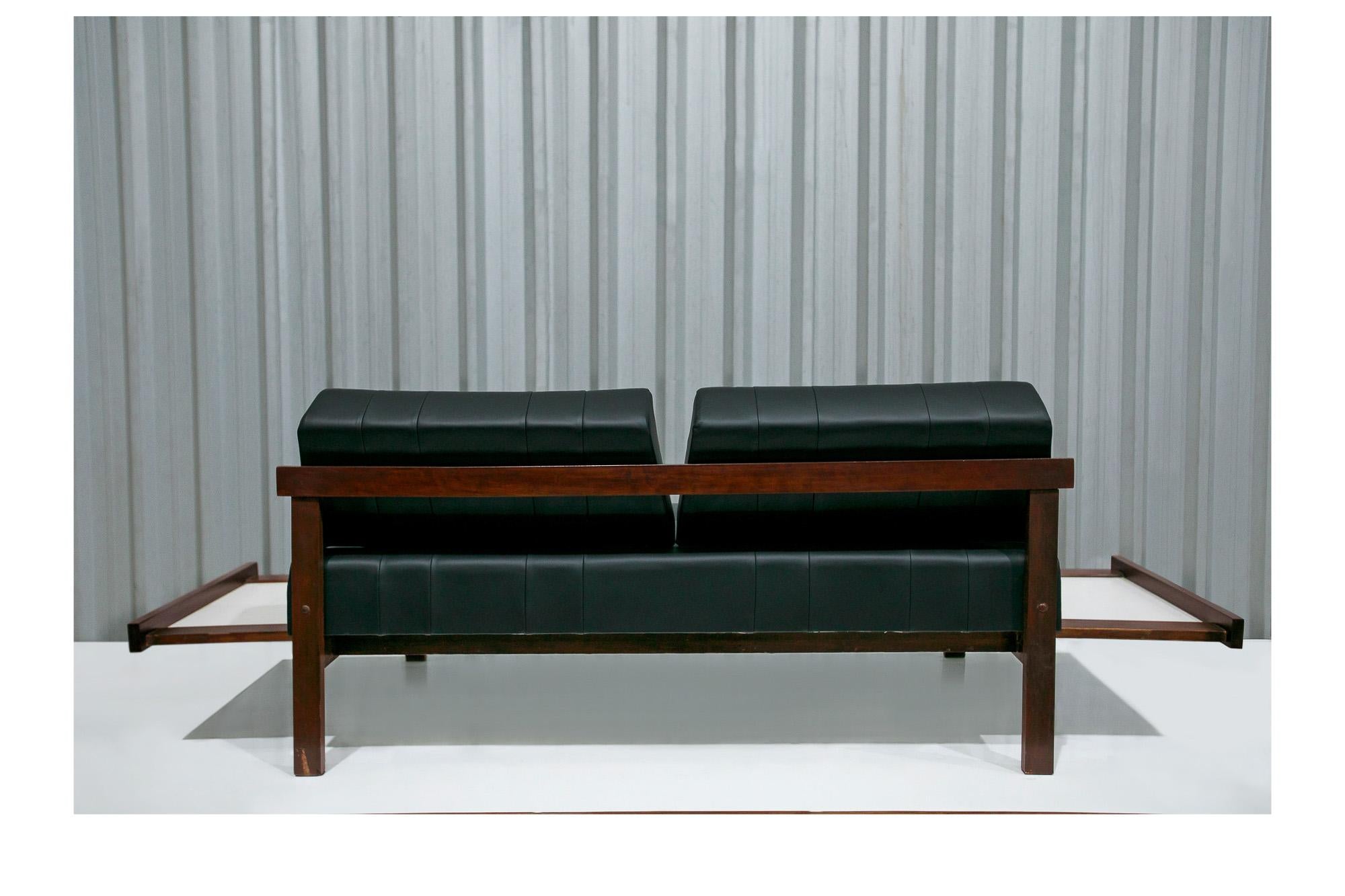 Brazilian Mid-Century Modern Loveseat in Hardwood and Leather by Gelli, 1960s In Good Condition For Sale In New York, NY