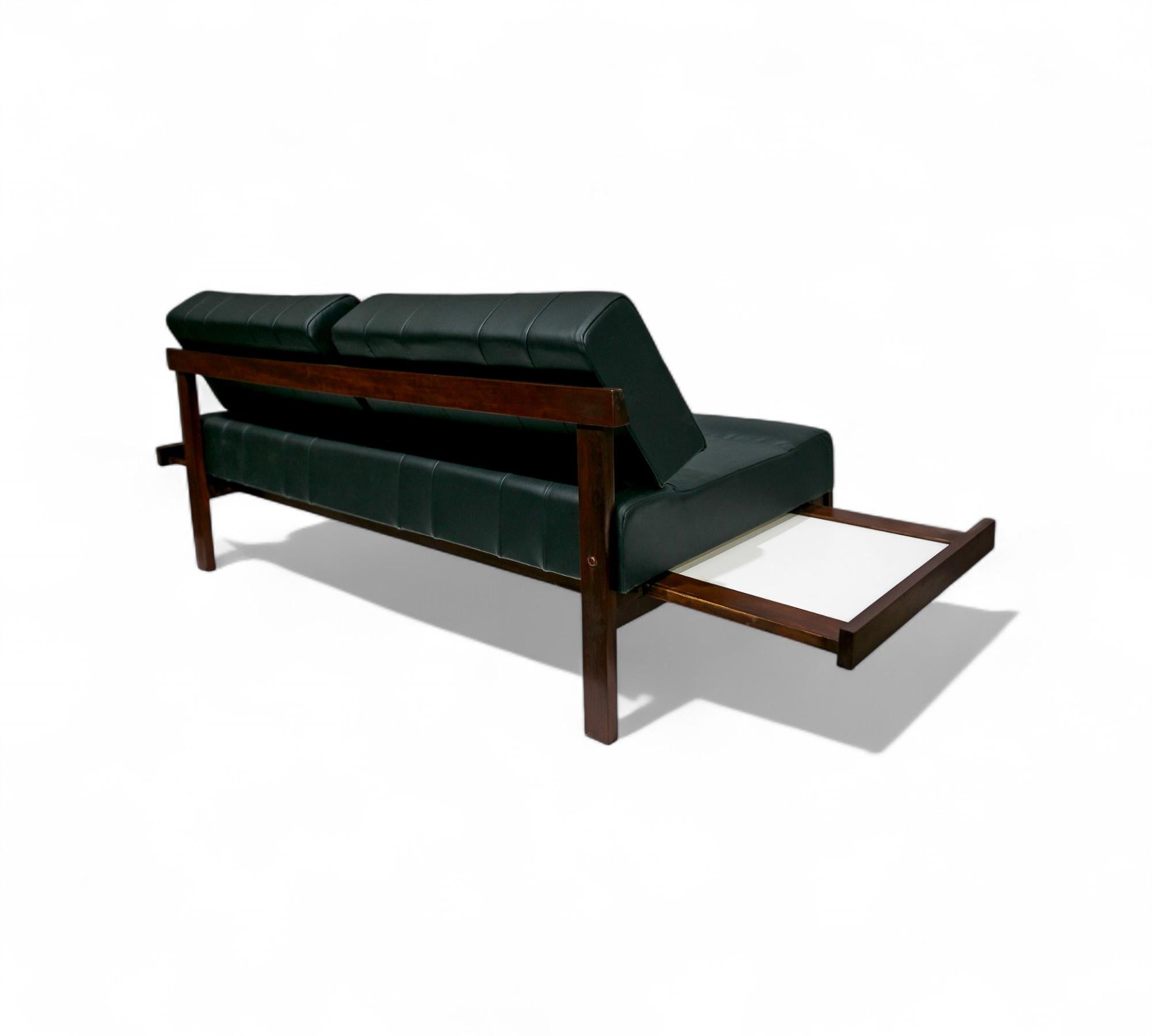 Brésilien Fauteuil brésilien moderne du milieu du siècle en bois dur et cuir par Gelli, années 1960 en vente