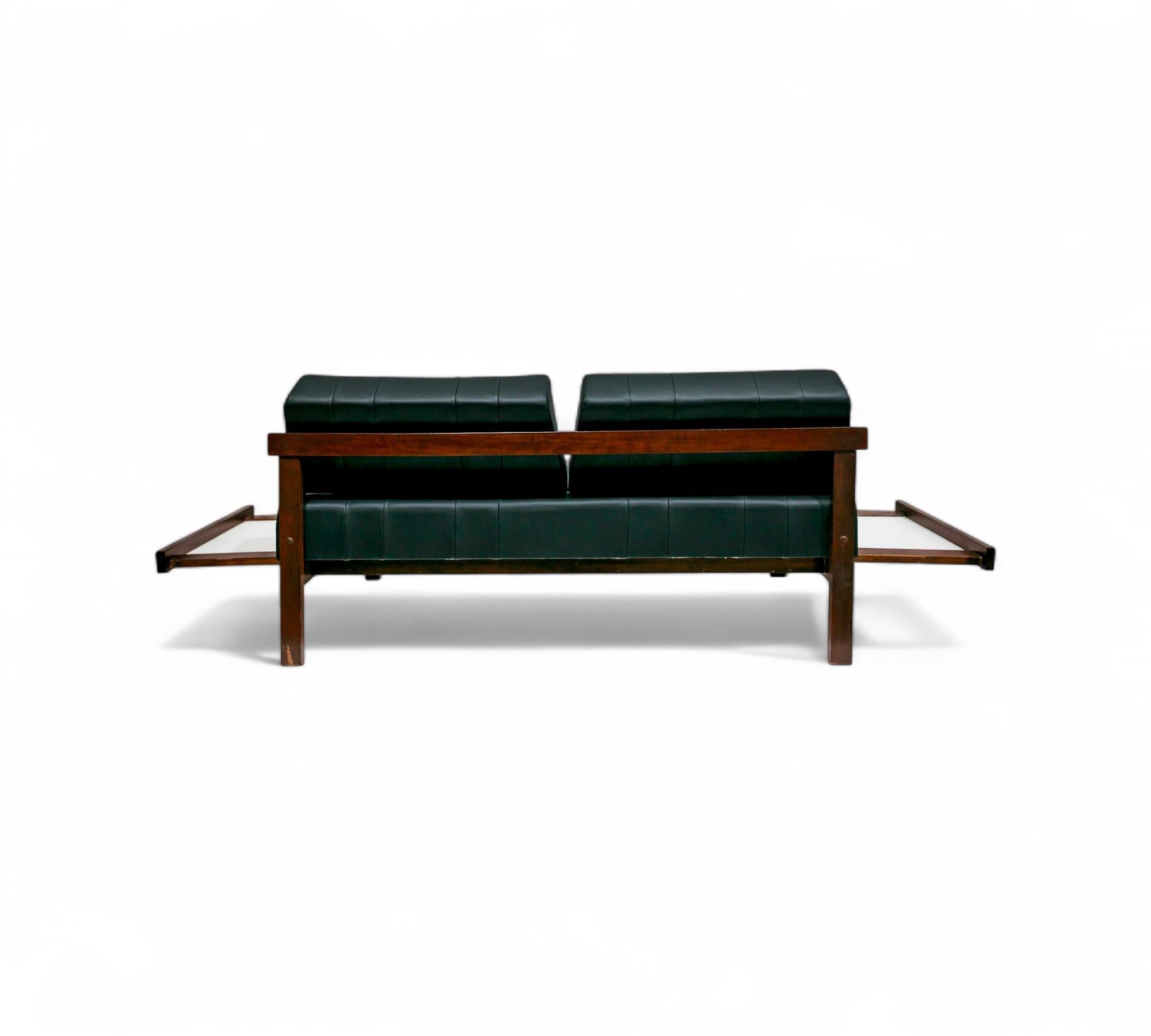 Travail du bois Fauteuil brésilien moderne du milieu du siècle en bois dur et cuir par Gelli, années 1960 en vente