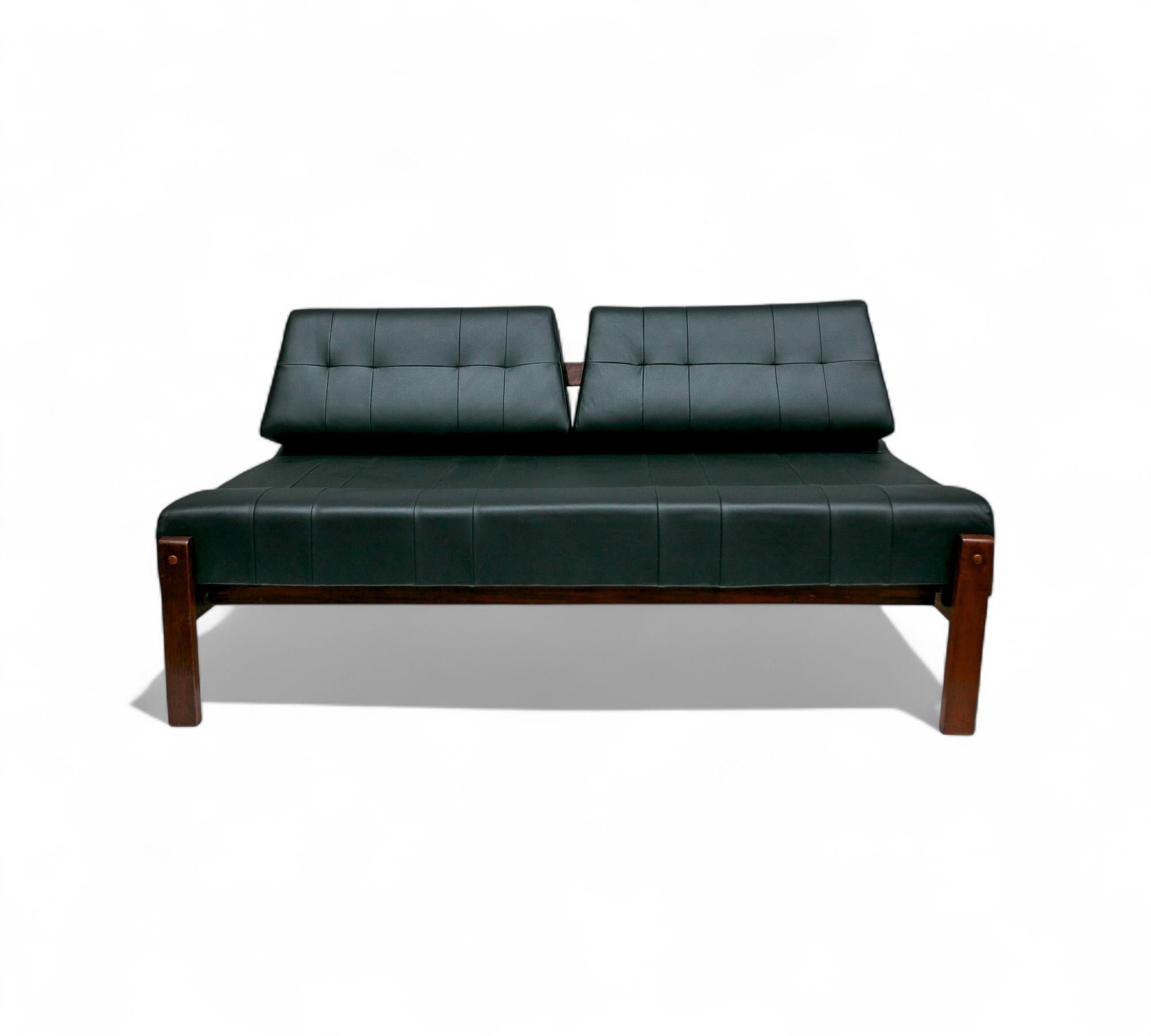 Fauteuil brésilien moderne du milieu du siècle en bois dur et cuir par Gelli, années 1960 Bon état - En vente à New York, NY