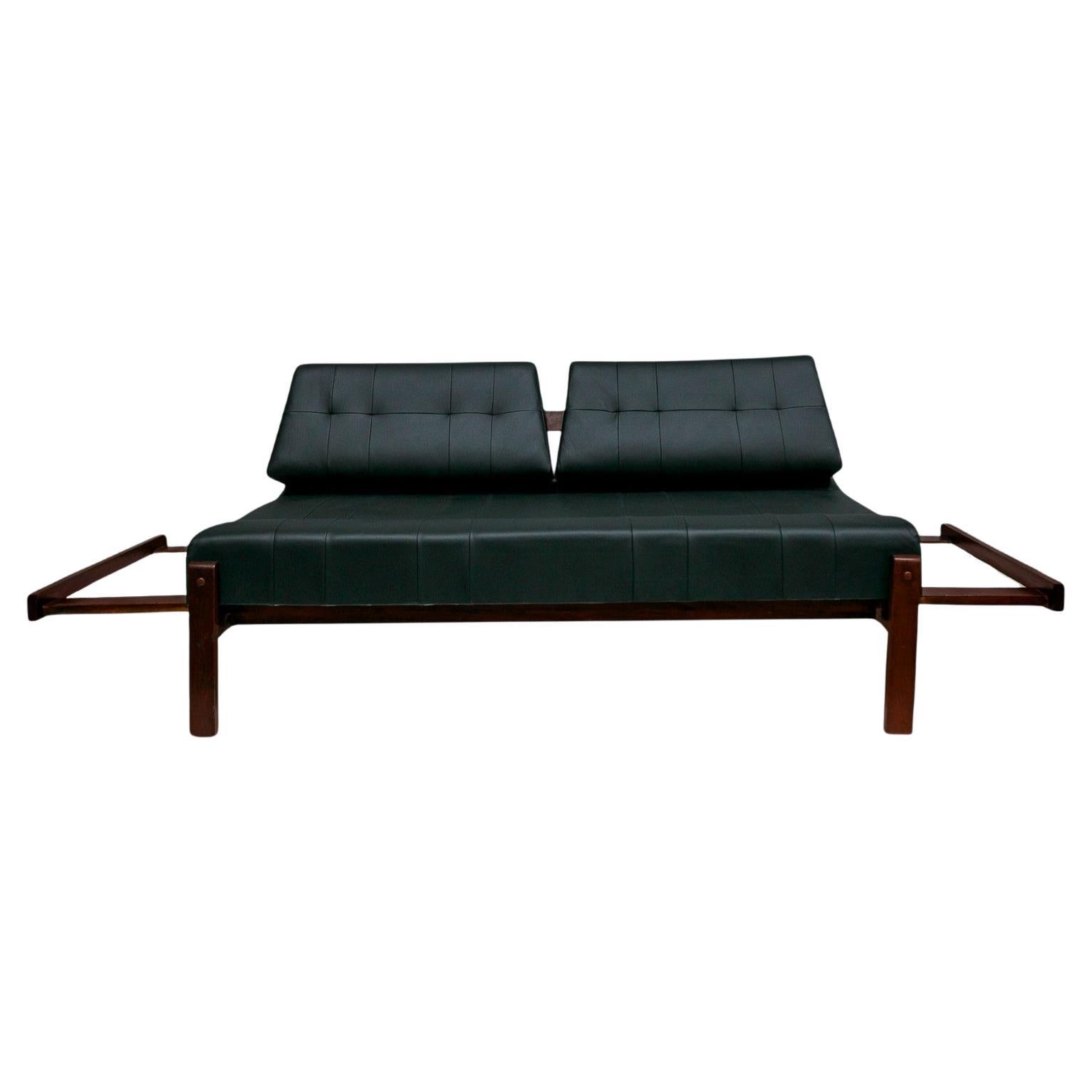 Fauteuil brésilien moderne du milieu du siècle en bois dur et cuir par Gelli, années 1960 en vente