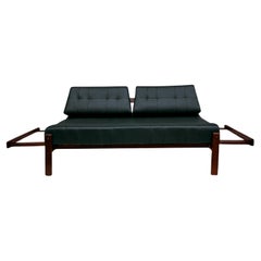 Loveseats modernos de mediados de siglo