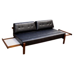 Poltrona brasiliana di metà secolo in legno e pelle di Gelli, anni '60