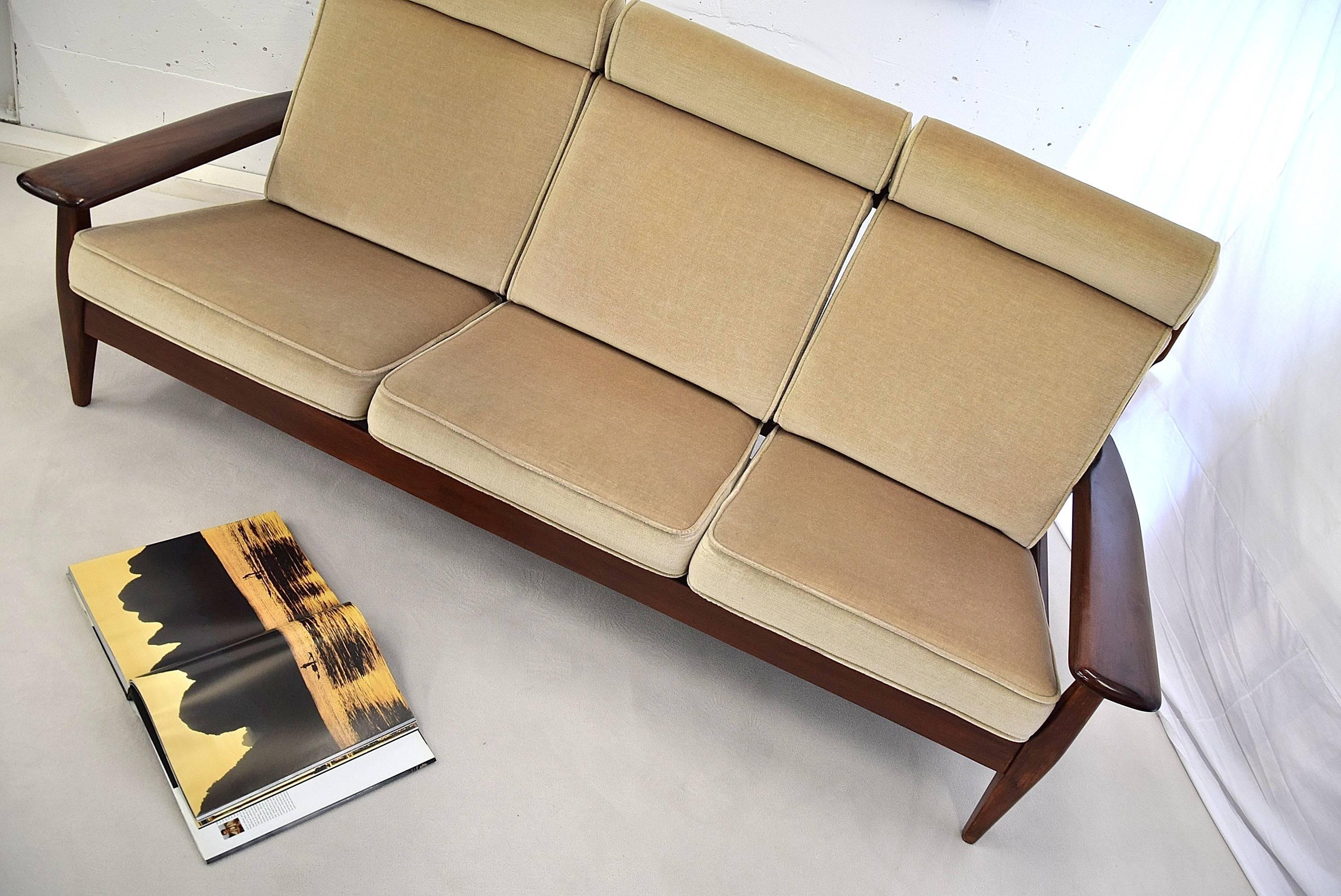 Brazilian Mid-Century Modern Jatoba and Beige Mohair Sofa For Sale 4