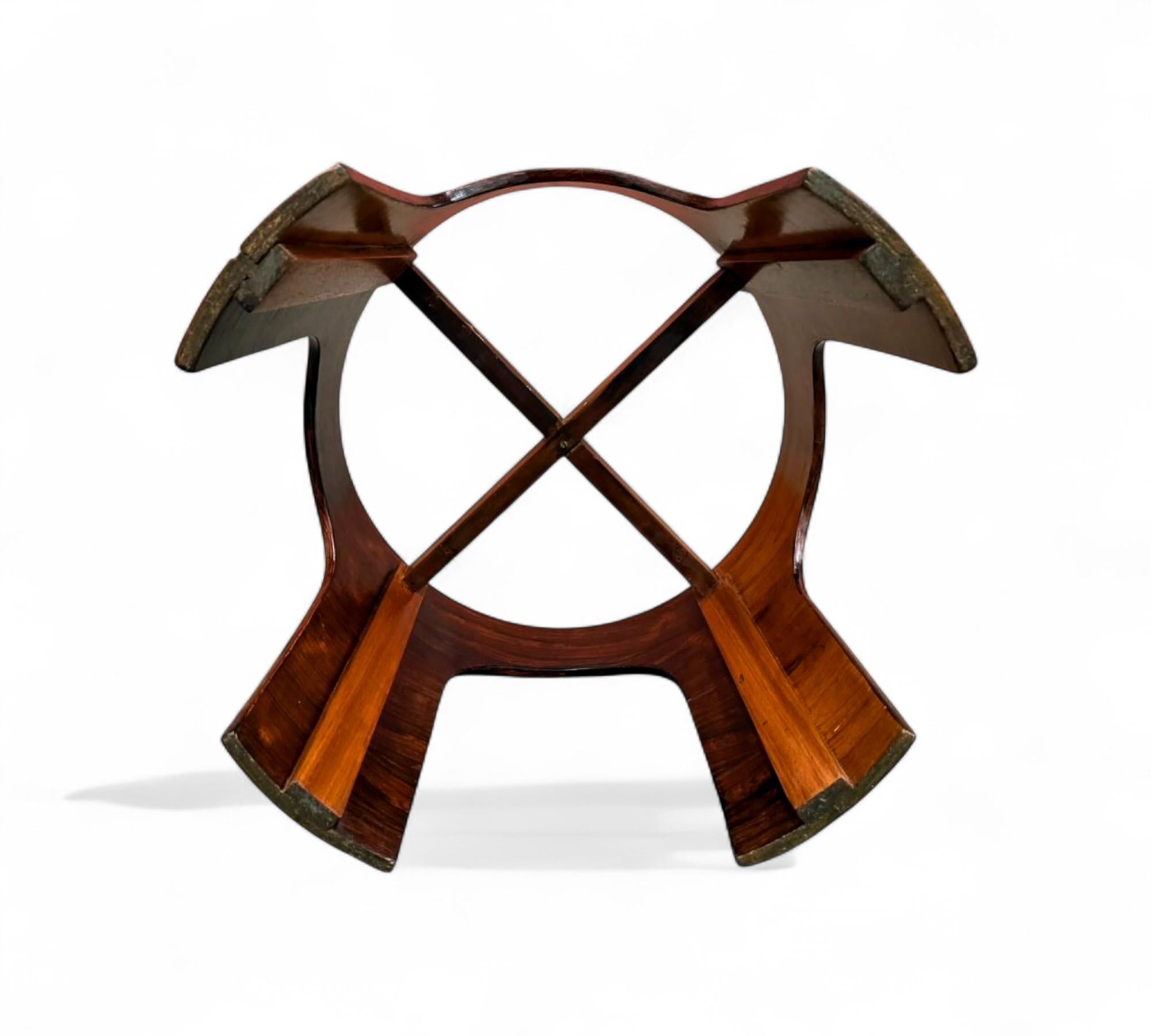 Brésilien Table d'appoint brésilienne moderne du milieu du siècle en bois dur et laiton, Bertomeu, 1960 en vente