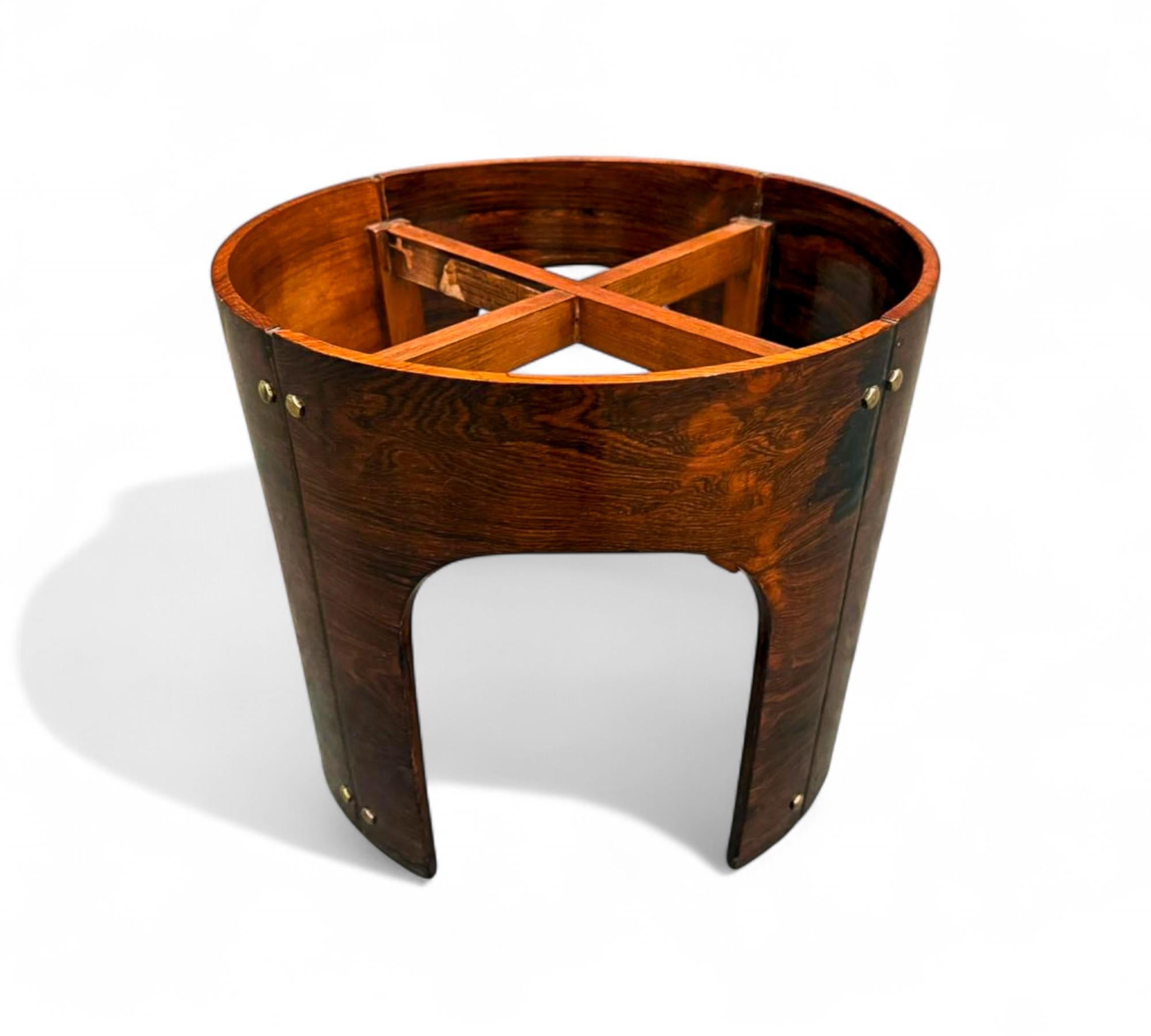 Ferronnerie Table d'appoint brésilienne moderne du milieu du siècle en bois dur et laiton, Bertomeu, 1960 en vente