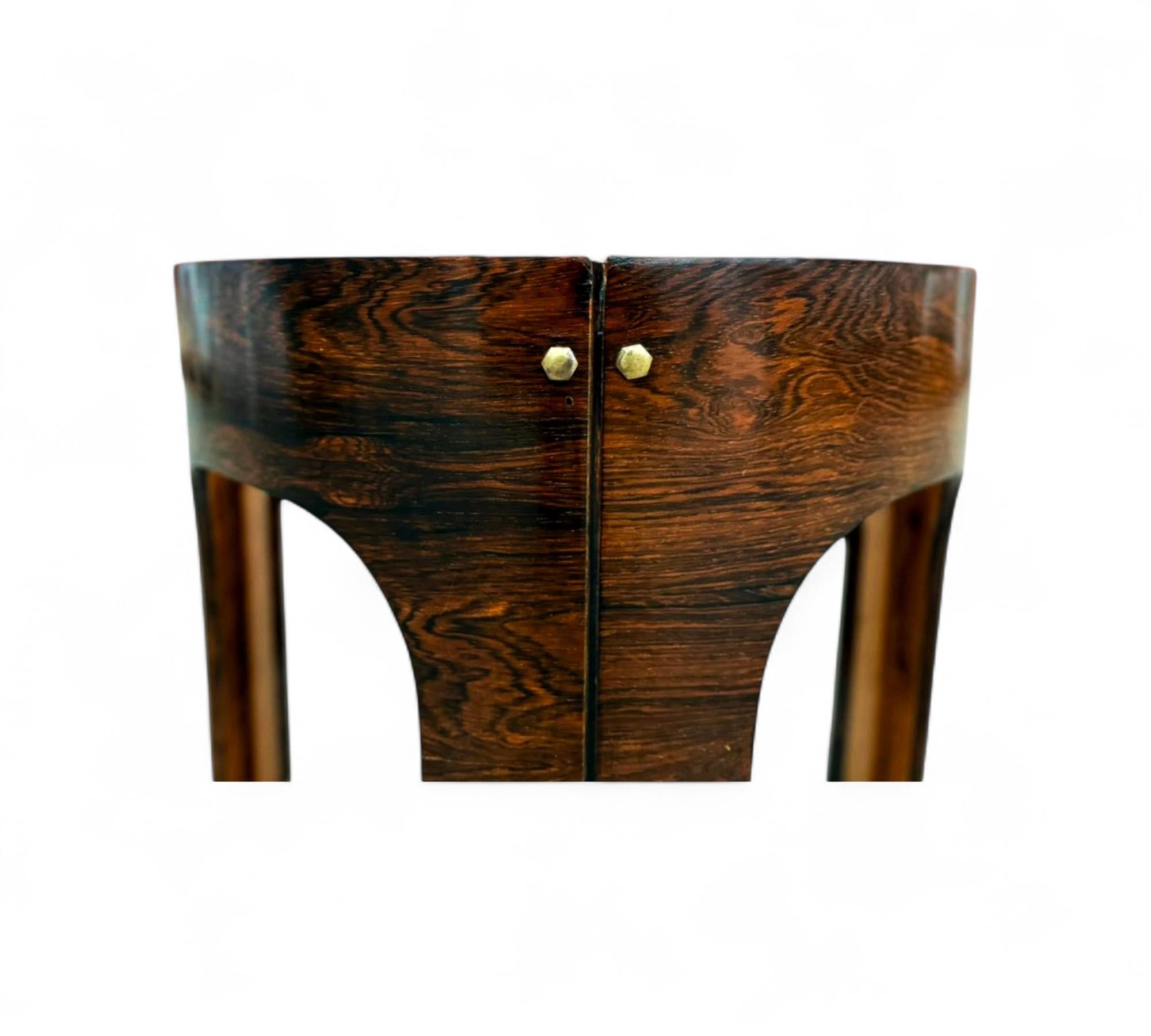 Table d'appoint brésilienne moderne du milieu du siècle en bois dur et laiton, Bertomeu, 1960 Bon état - En vente à New York, NY