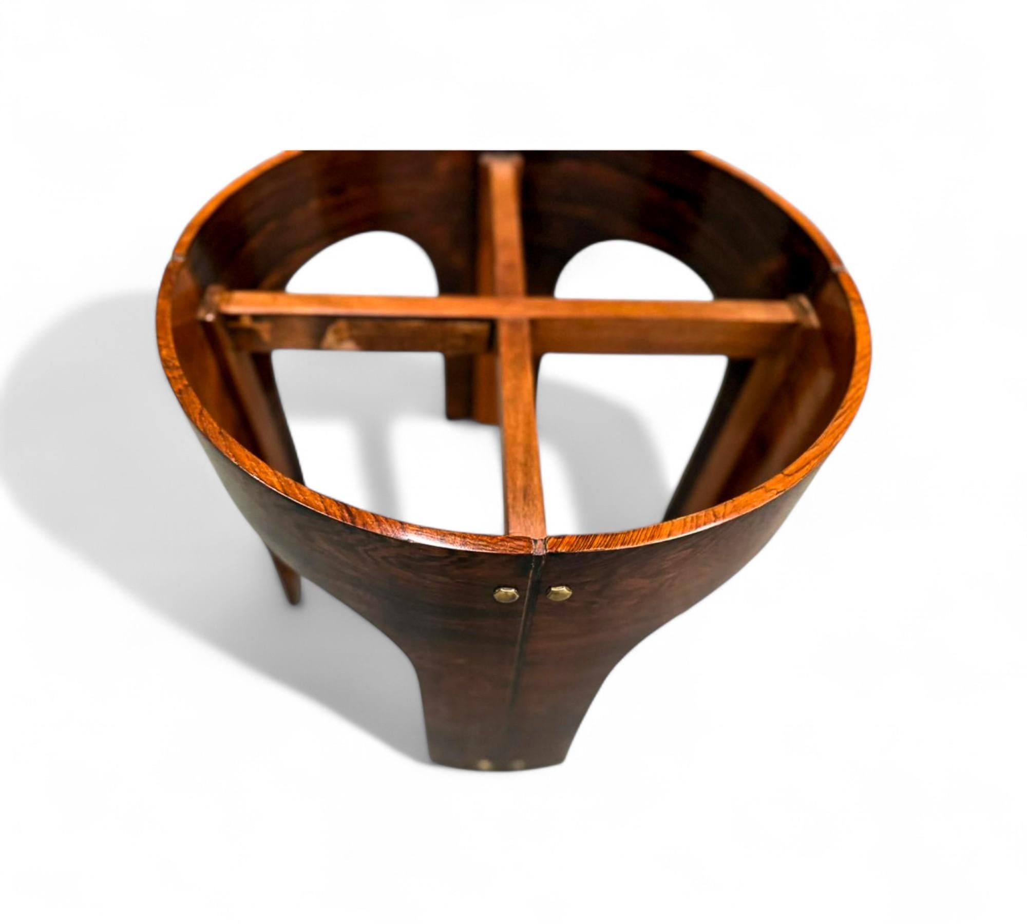 20ième siècle Table d'appoint brésilienne moderne du milieu du siècle en bois dur et laiton, Bertomeu, 1960 en vente