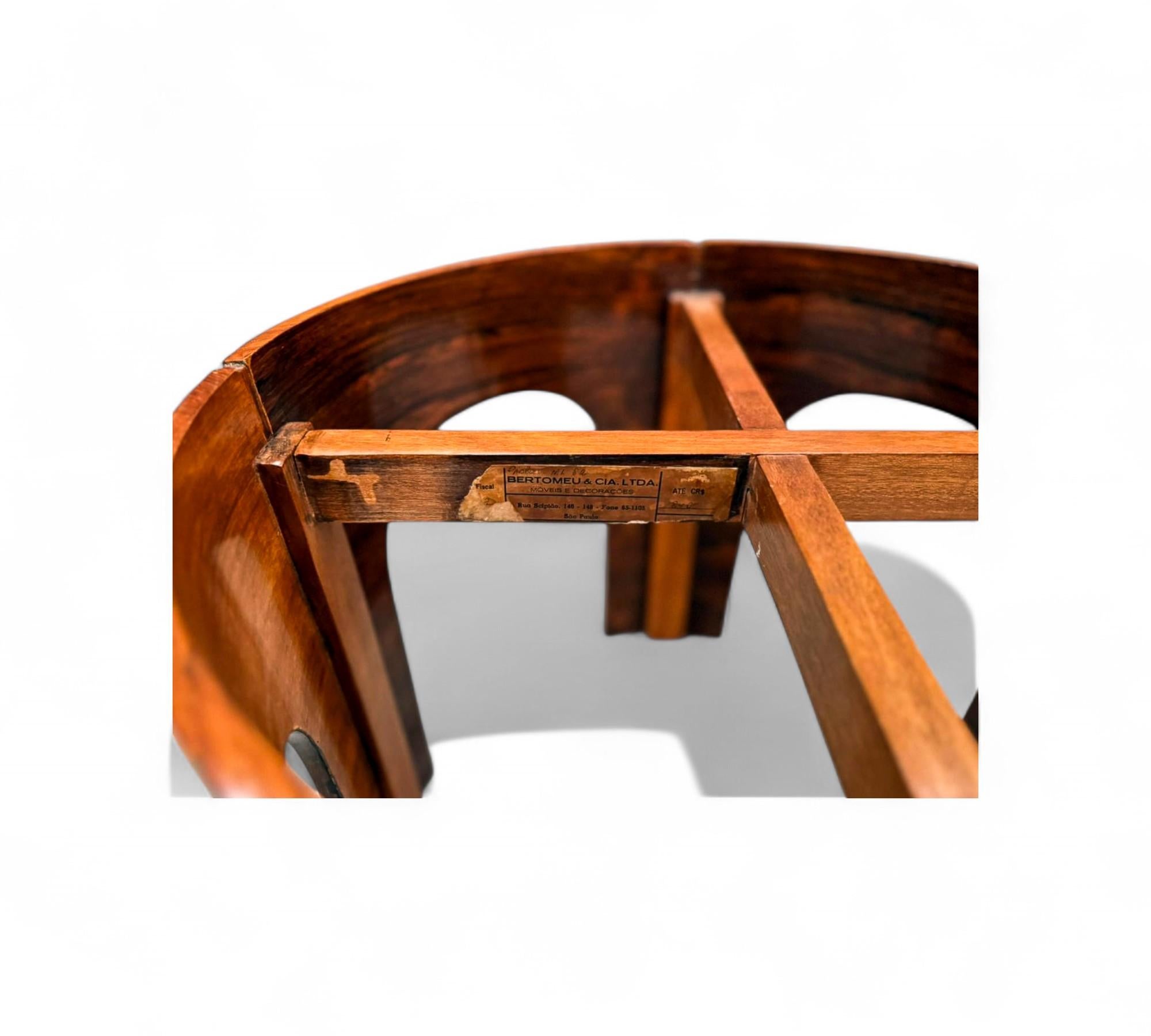 Laiton Table d'appoint brésilienne moderne du milieu du siècle en bois dur et laiton, Bertomeu, 1960 en vente