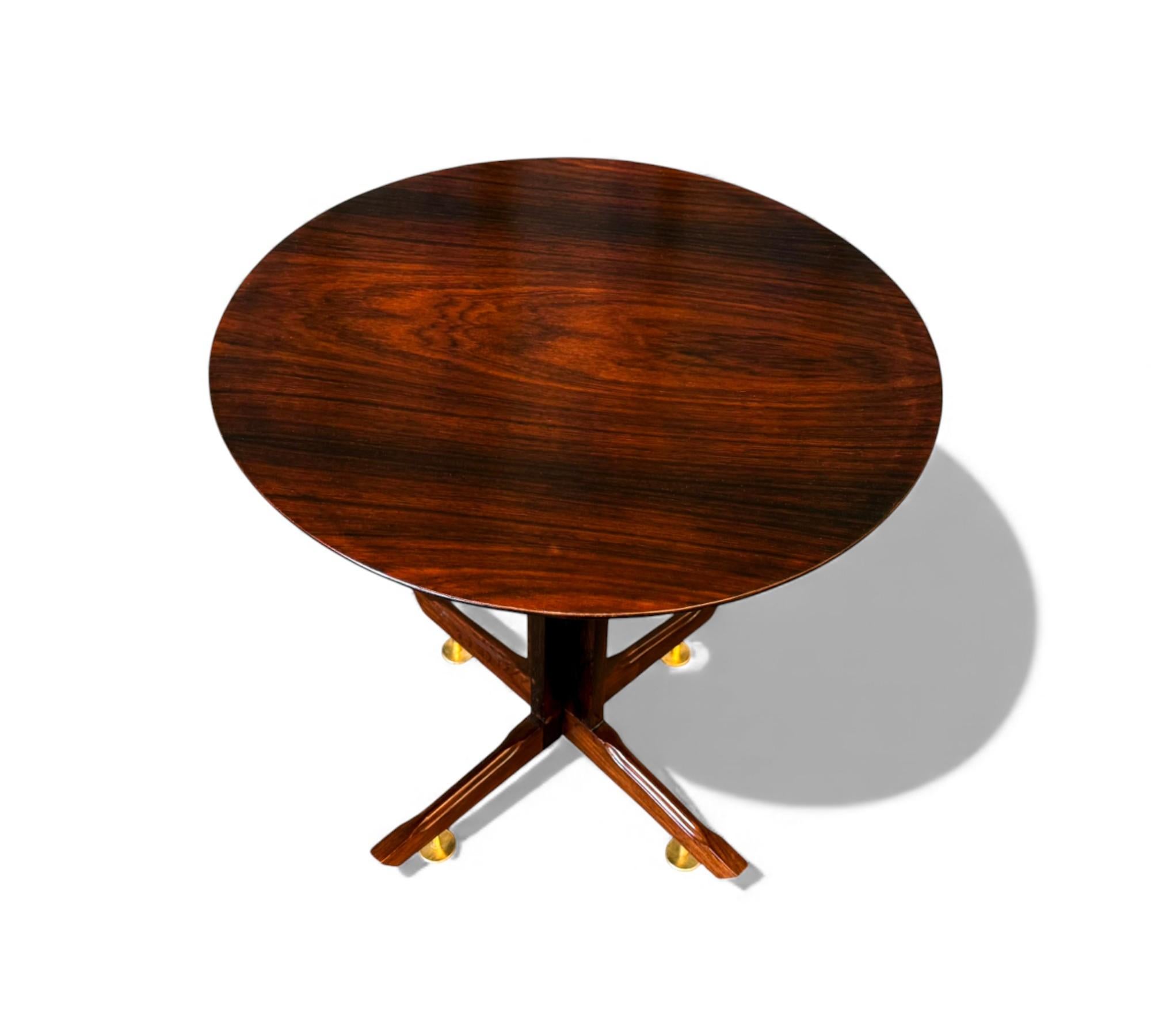 Mid-Century Modern Table d'appoint brésilienne moderne du milieu du siècle en bois dur et pieds en laiton, inconnu, années 1950 en vente