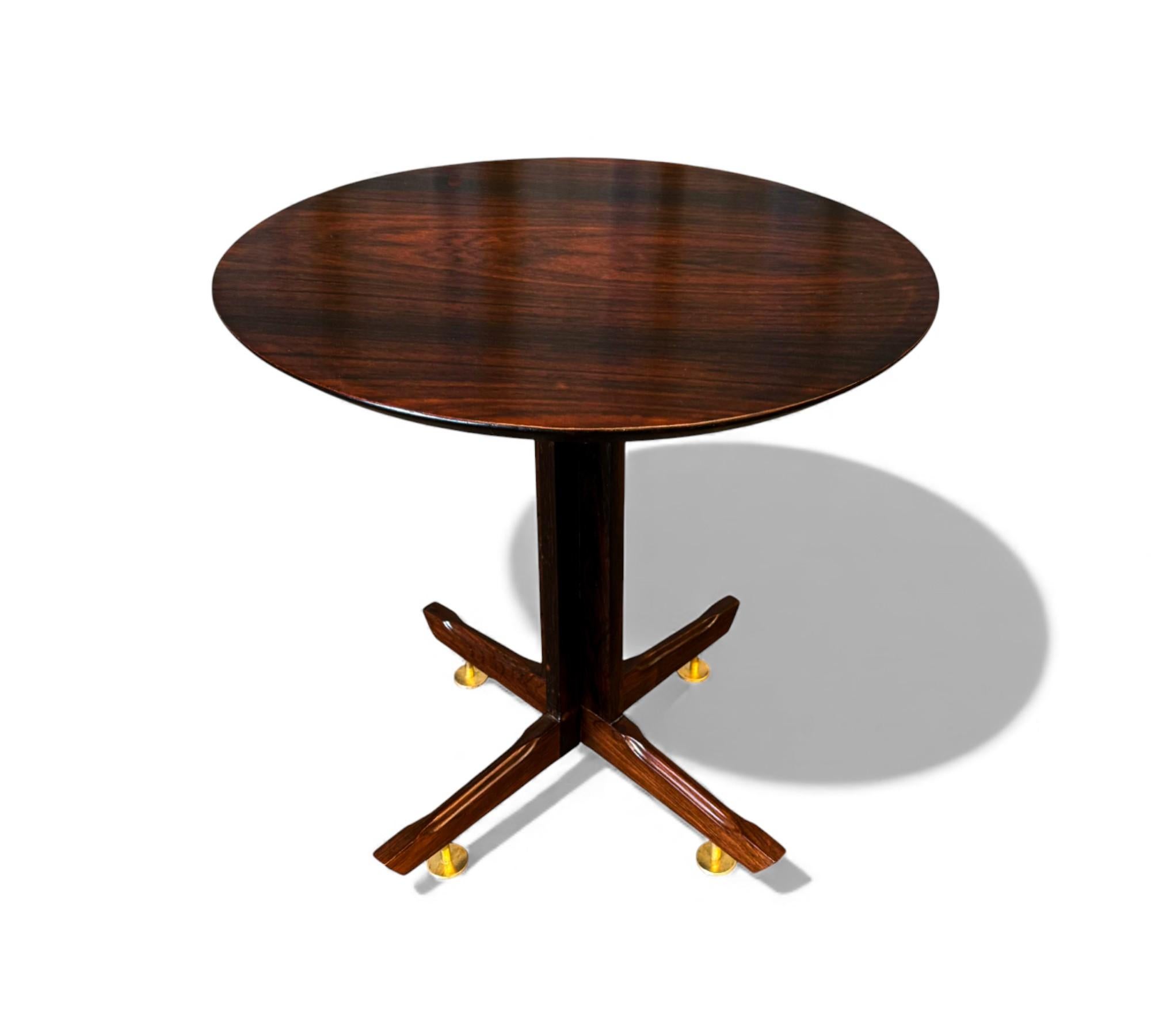 Ferronnerie Table d'appoint brésilienne moderne du milieu du siècle en bois dur et pieds en laiton, inconnu, années 1950 en vente