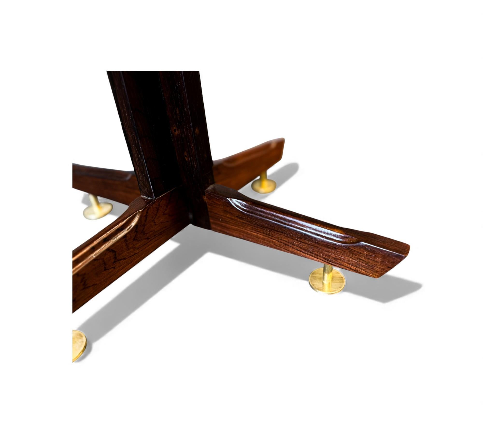 20ième siècle Table d'appoint brésilienne moderne du milieu du siècle en bois dur et pieds en laiton, inconnu, années 1950 en vente