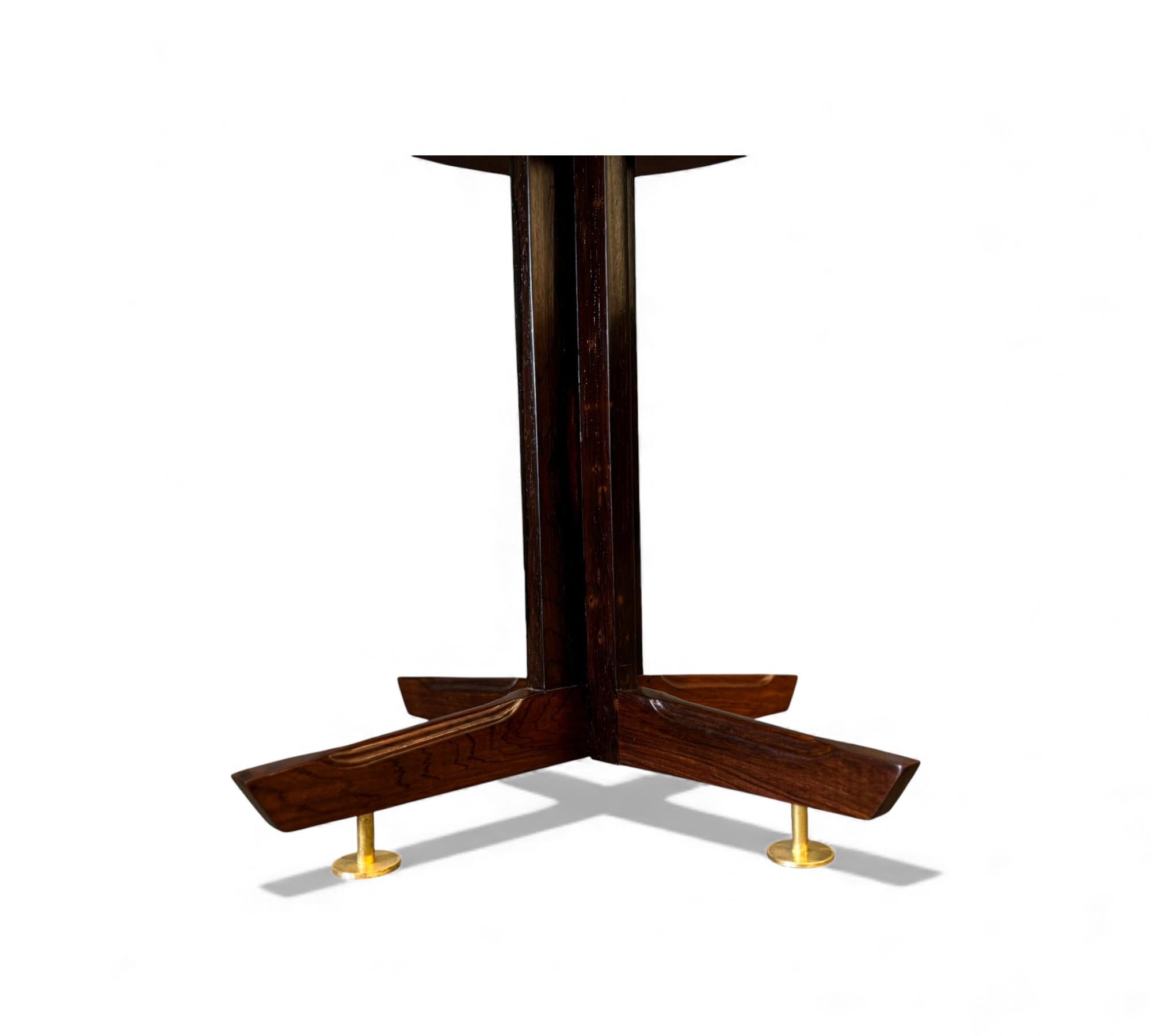 Laiton Table d'appoint brésilienne moderne du milieu du siècle en bois dur et pieds en laiton, inconnu, années 1950 en vente