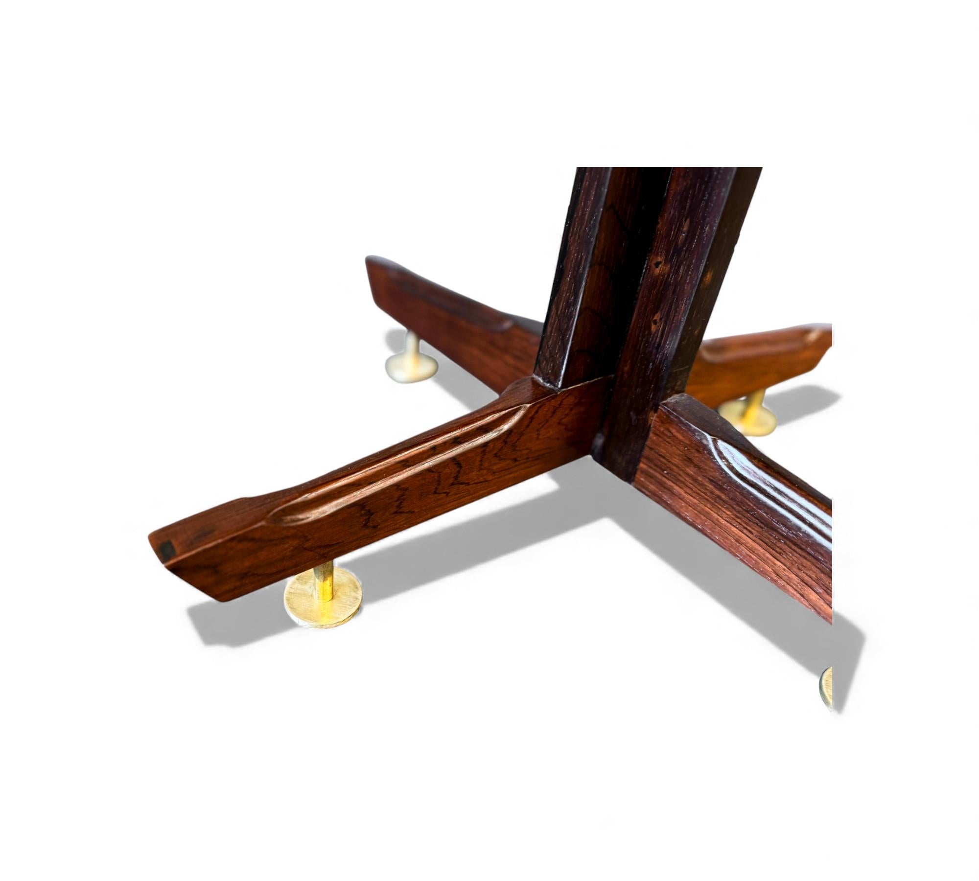 Table d'appoint brésilienne moderne du milieu du siècle en bois dur et pieds en laiton, inconnu, années 1950 en vente 1