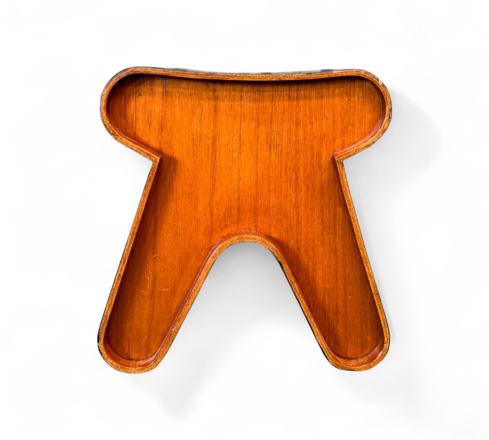 Brasileño de mediados de siglo, Taburete de madera ebonizada, Por Pedro Useche en venta 5