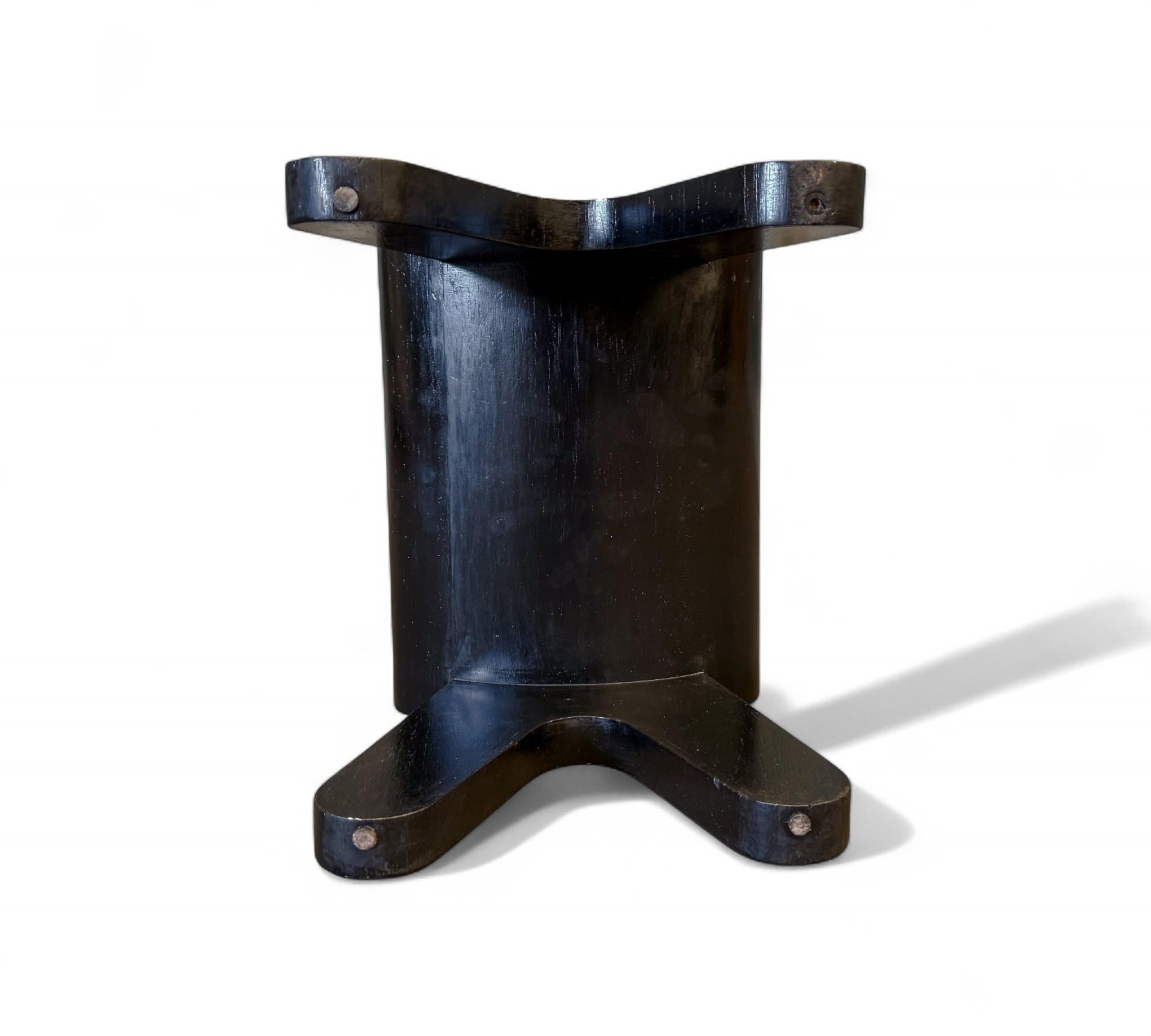 Brasileño de mediados de siglo, Taburete de madera ebonizada, Por Pedro Useche en venta 7