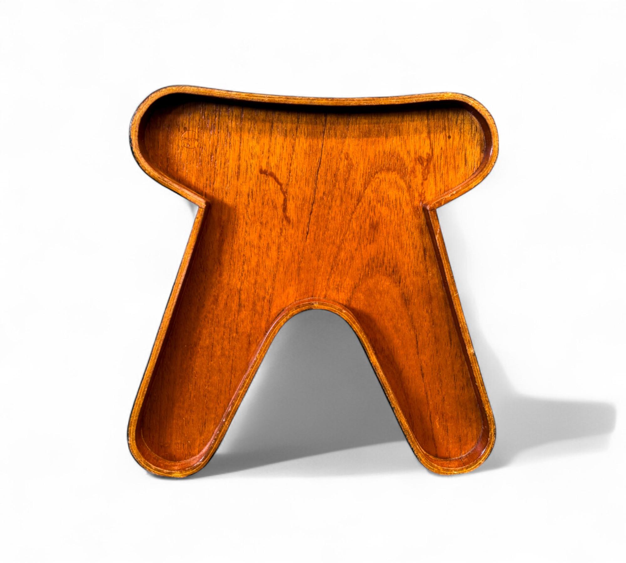 Brasileño de mediados de siglo, Taburete de madera ebonizada, Por Pedro Useche Ebonizado en venta